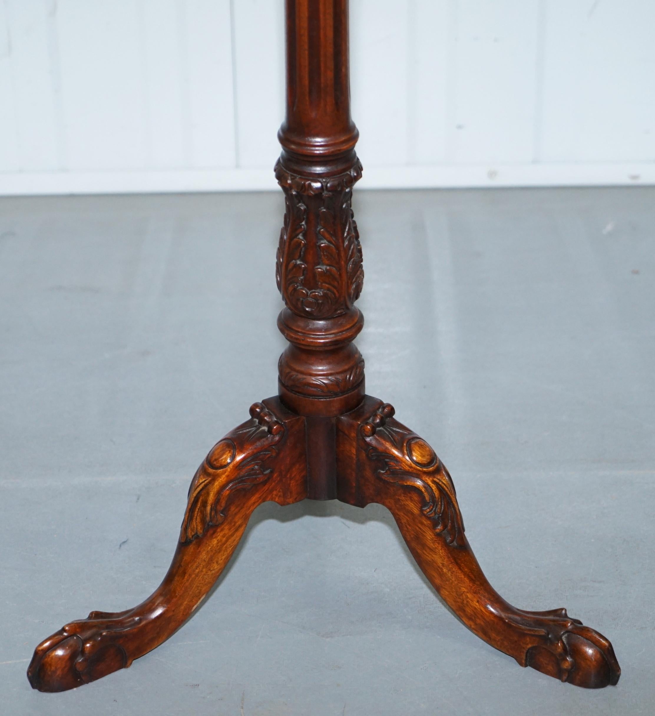 Nous sommes ravis d'offrir à la vente cette jardinière vintage très haute en acajou massif sculpté à la main.

Les pieds sont sculptés à la main avec des griffes et des boules, le corps principal est cannelé avec des détails floraux à la base, le