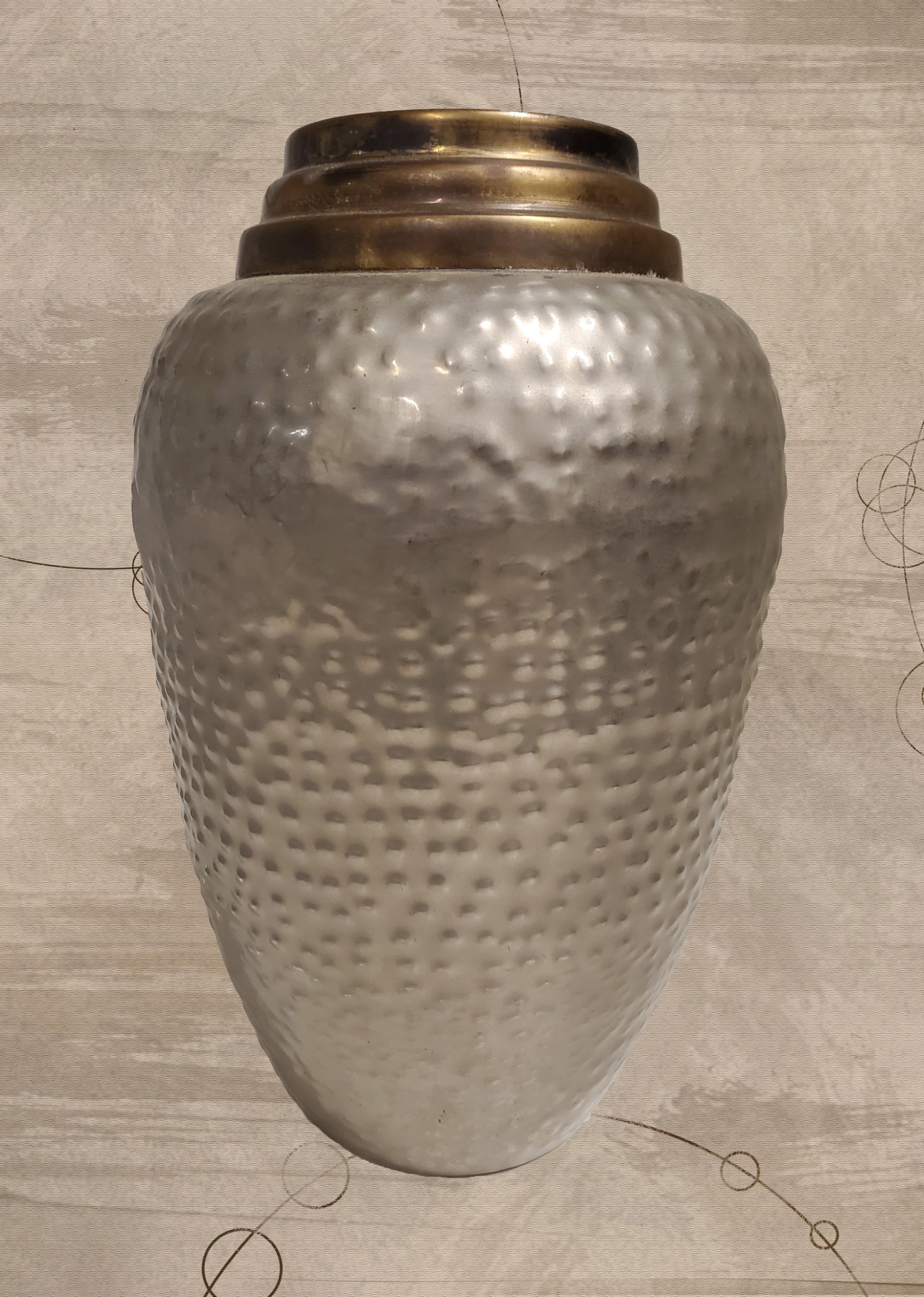 Handgehämmerte MCM-Vase aus Messing und satiniertem Nickel (Art déco) im Angebot