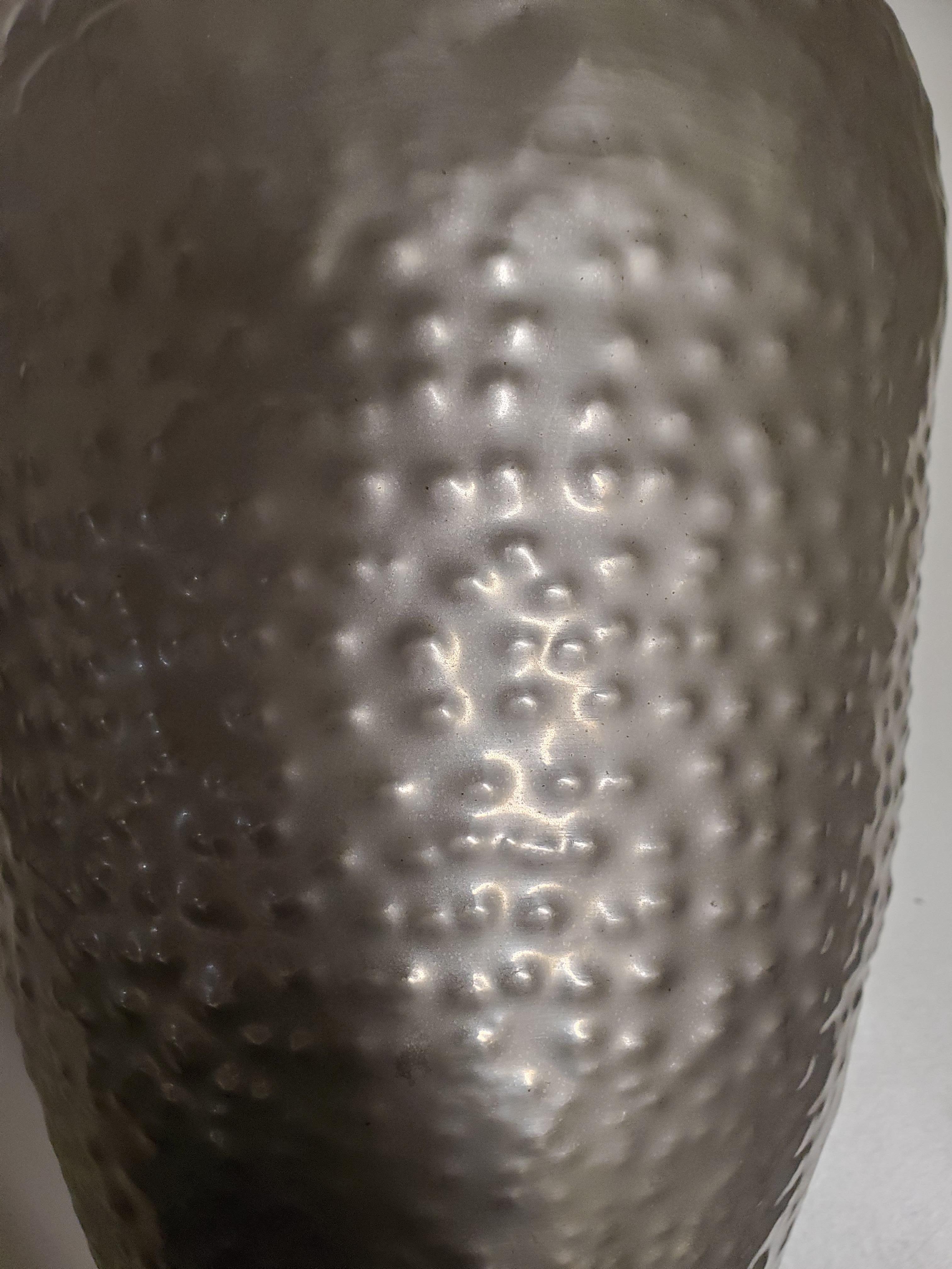 Handgehämmerte MCM-Vase aus Messing und satiniertem Nickel (Gehämmert) im Angebot