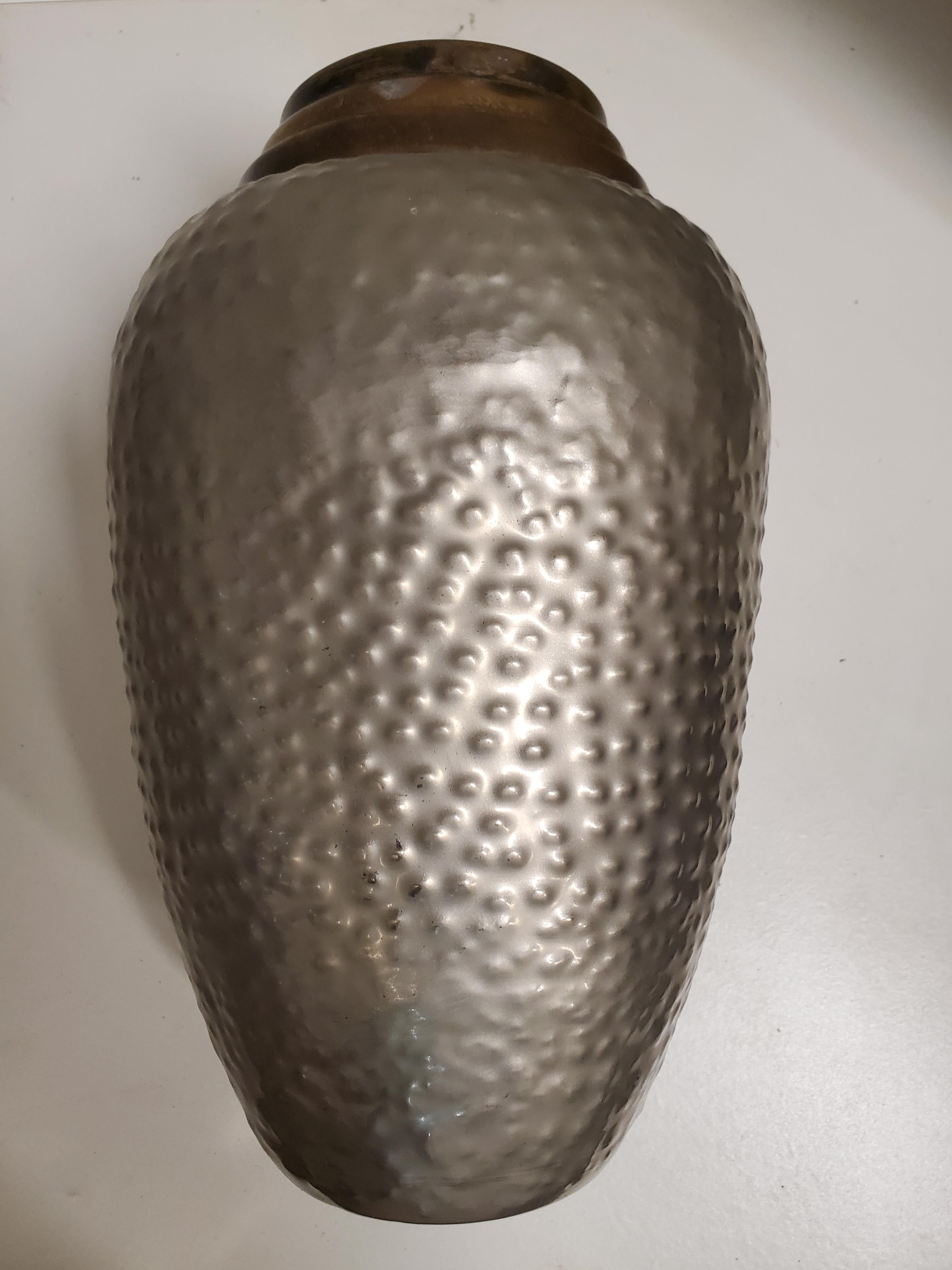 Handgehämmerte MCM-Vase aus Messing und satiniertem Nickel (20. Jahrhundert) im Angebot