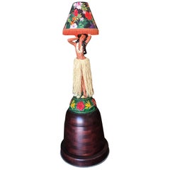 Große handbemalte Lampe mit tanzendem Hula-Mädchen auf Teakholzsockel