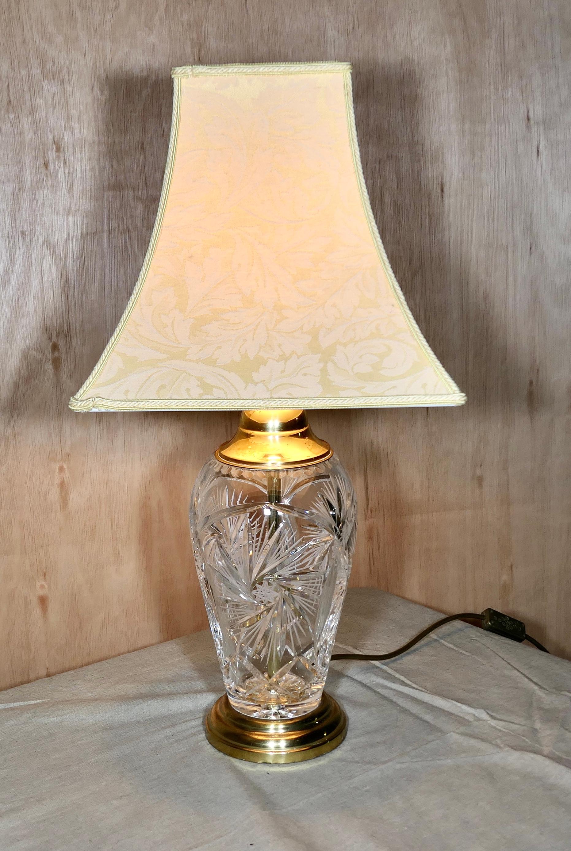 Lampe de table étoile en verre taillé et laiton 

Il s'agit d'une très jolie pièce, la base et le col de la lampe sont en laiton, le corps de la lampe est en forme de roue d'épingle brillante taillée en diamant avec une étoile détaillée au centre du