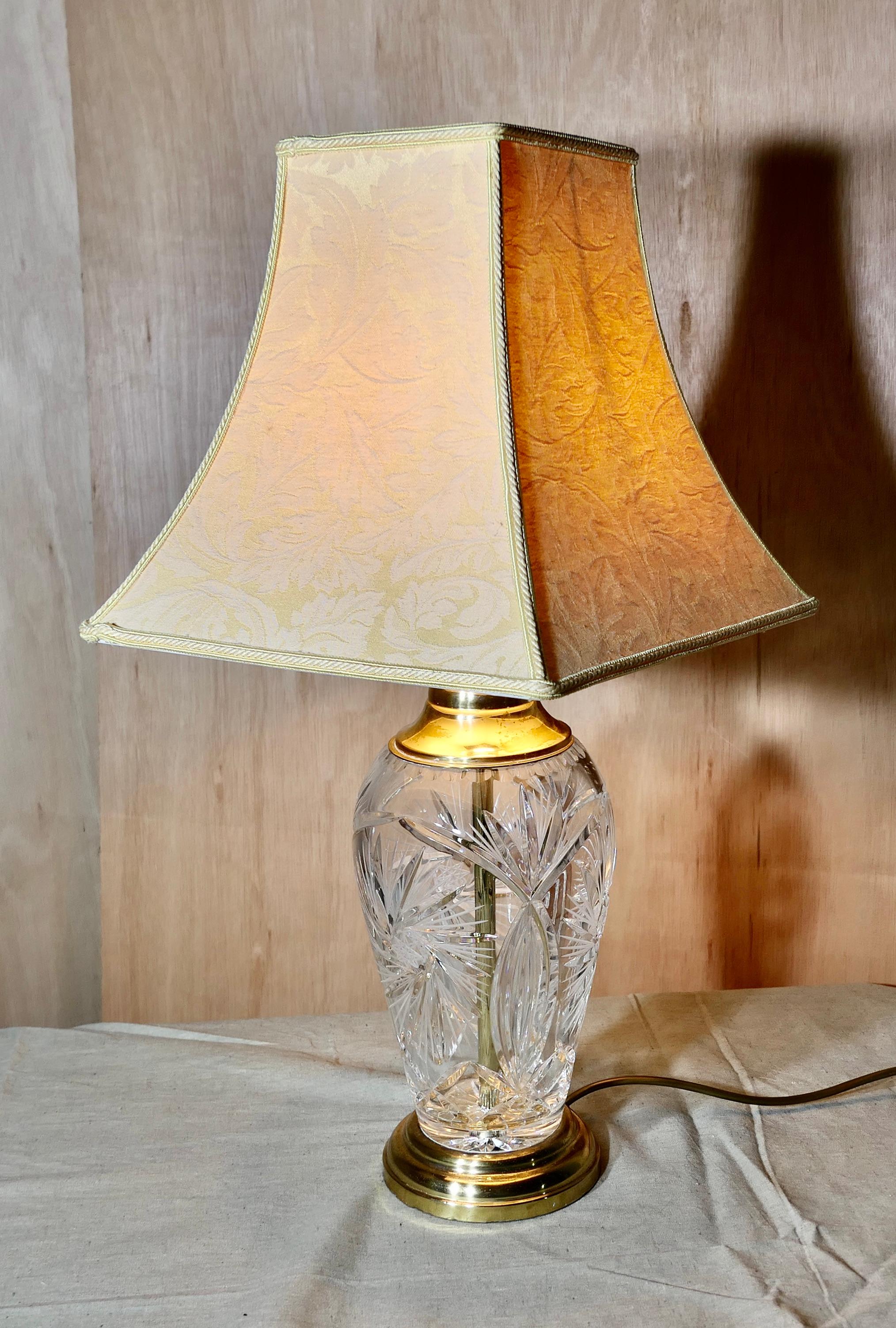 Art déco Lampe de table étoile en verre taillé et laiton   C'est une pièce très jolie en vente