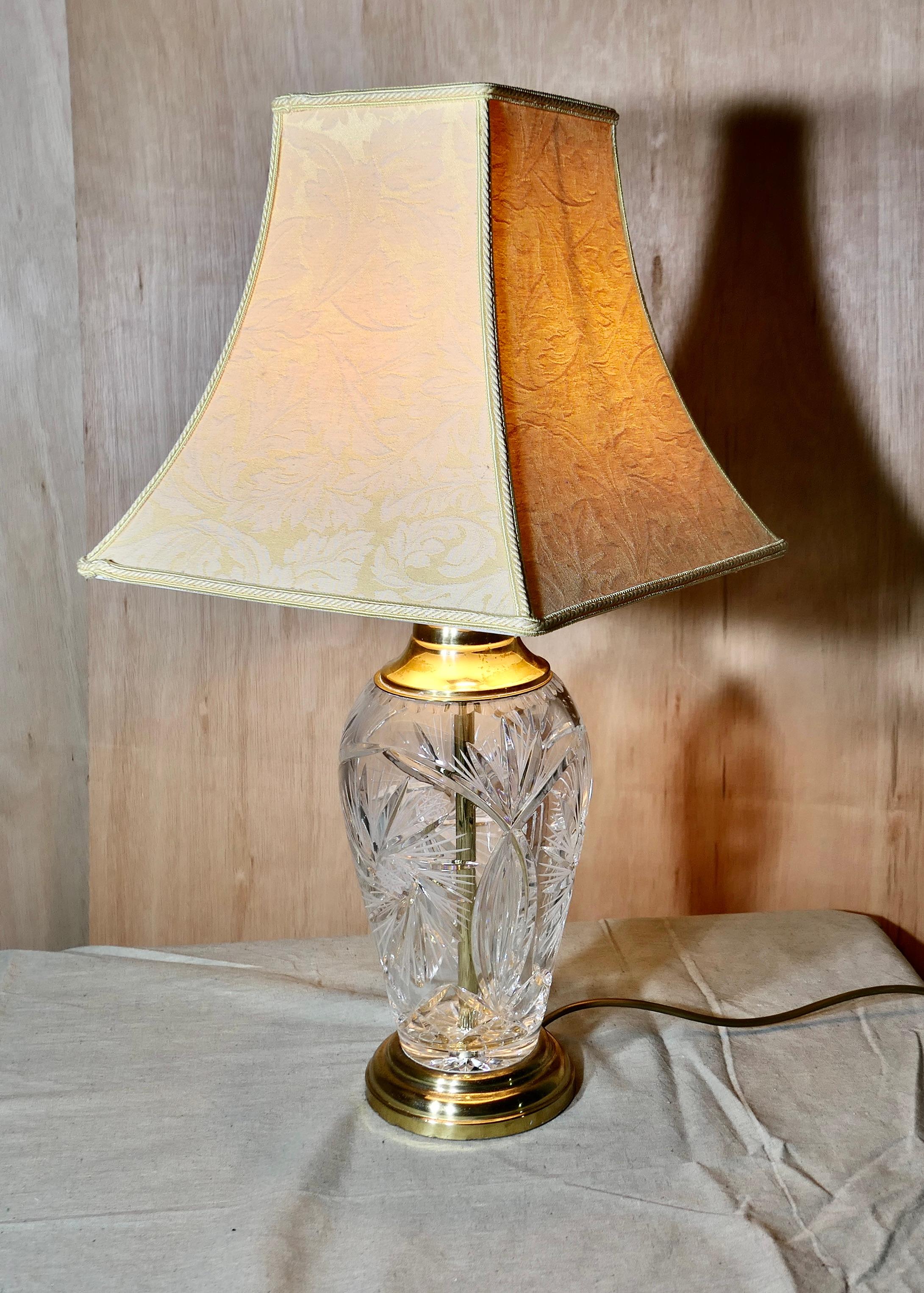 Lampe de table étoile en verre taillé et laiton   C'est une pièce très jolie Bon état - En vente à Godshill, Isle of Wight