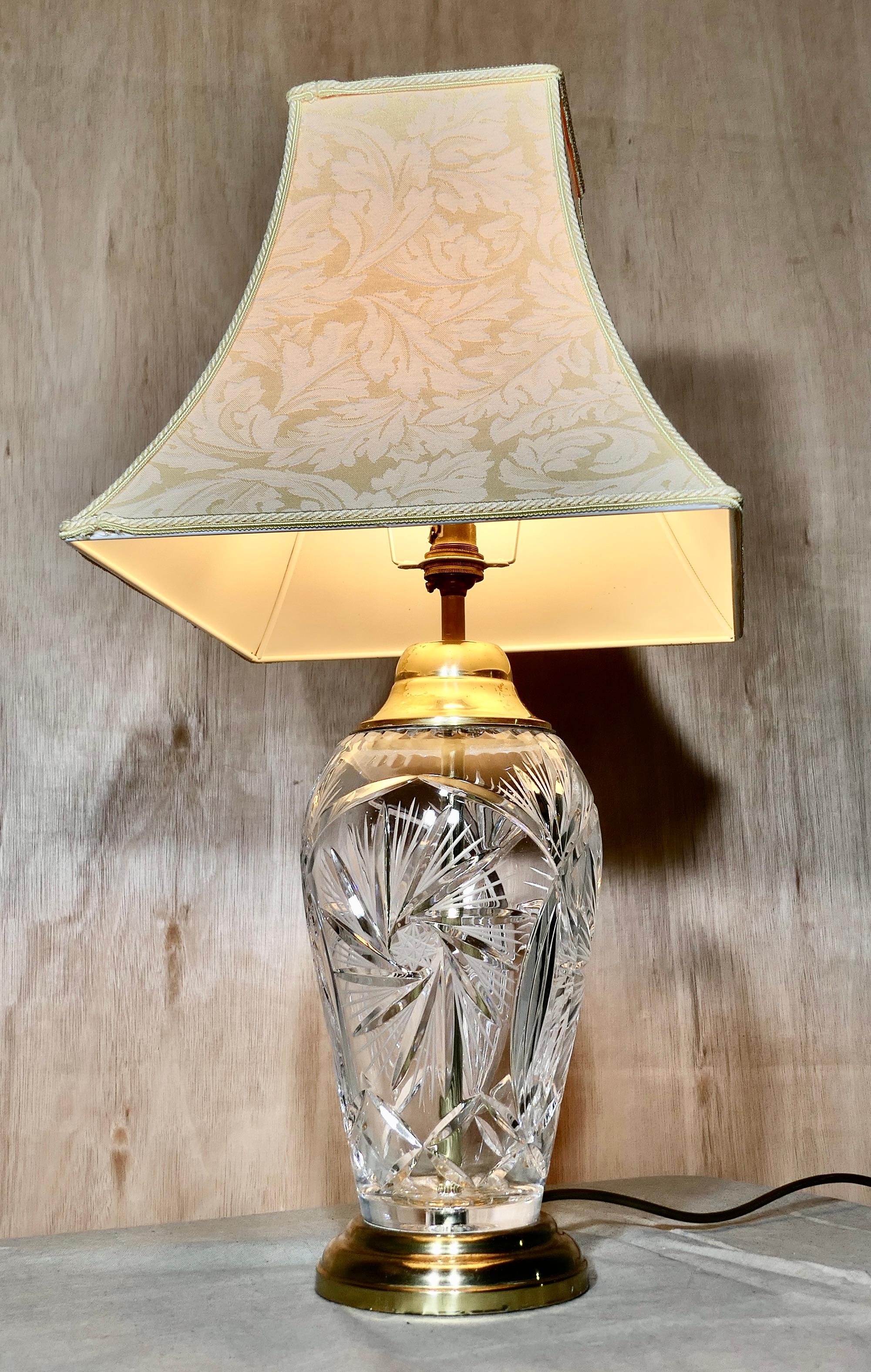 Milieu du XXe siècle Lampe de table étoile en verre taillé et laiton   C'est une pièce très jolie en vente