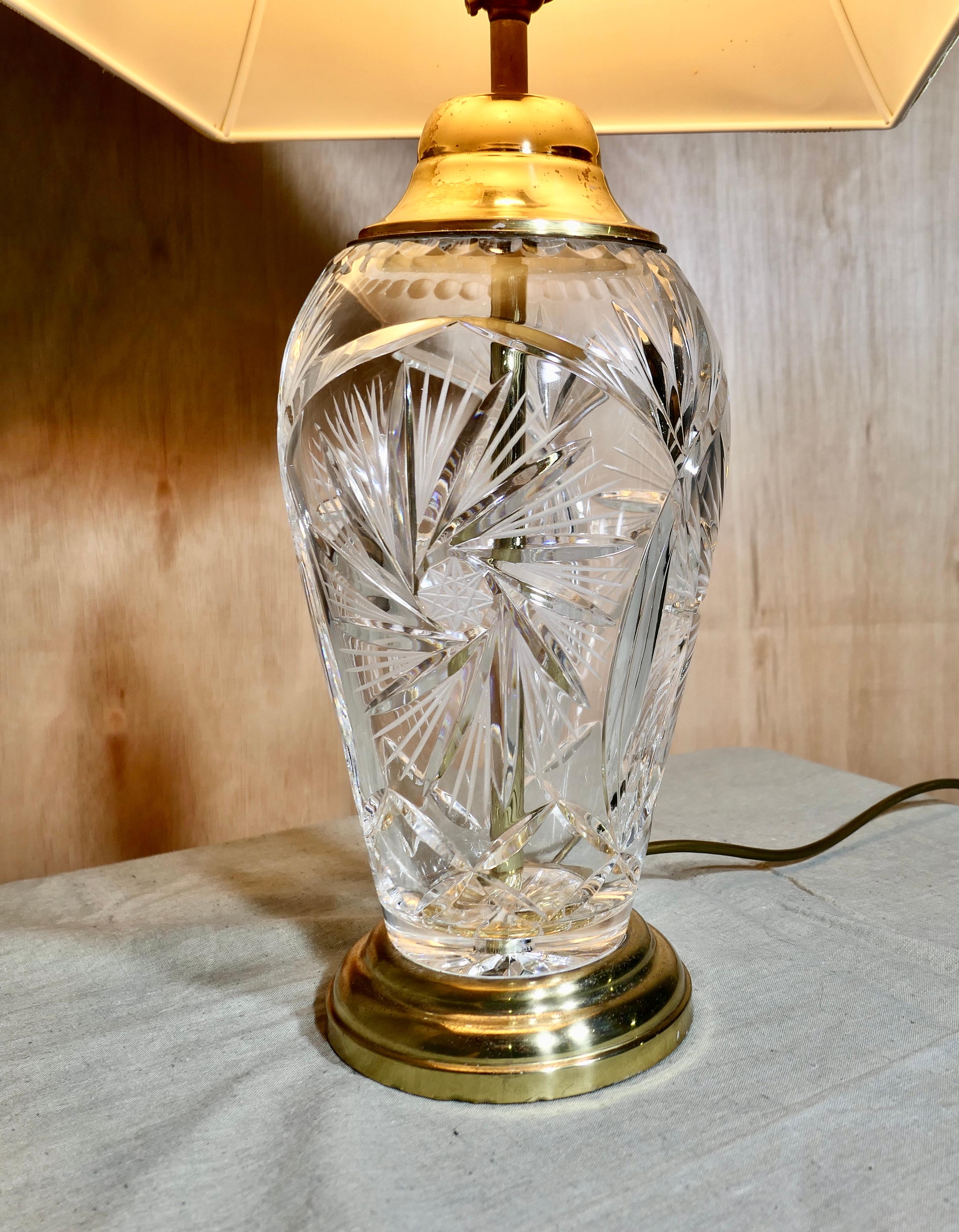 Cristal Lampe de table étoile en verre taillé et laiton   C'est une pièce très jolie en vente