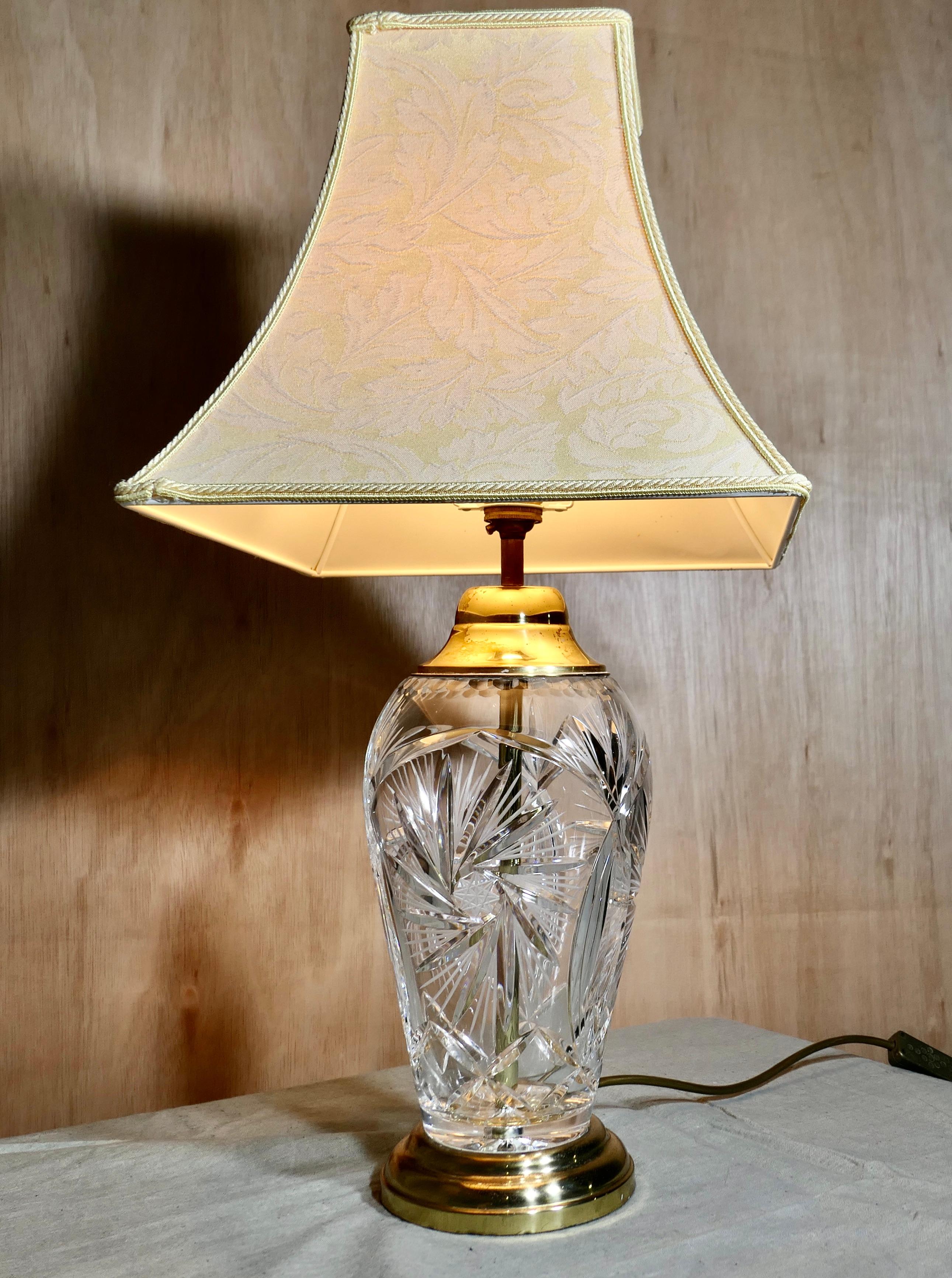 Lampe de table étoile en verre taillé et laiton   C'est une pièce très jolie en vente 1