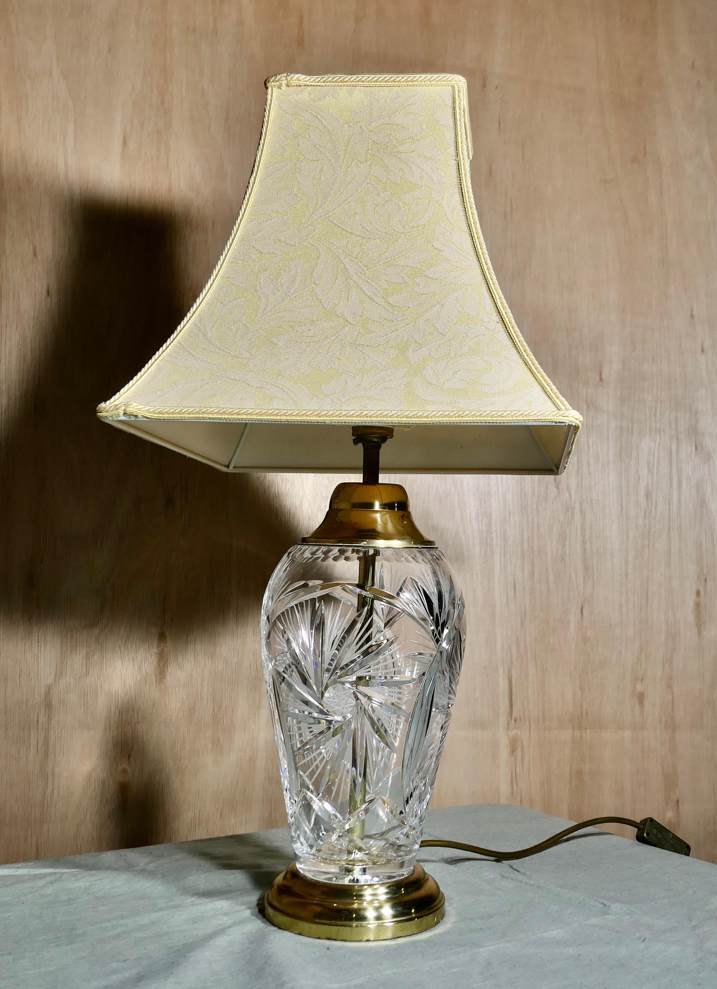Lampe de table étoile en verre taillé et laiton   C'est une pièce très jolie en vente 3
