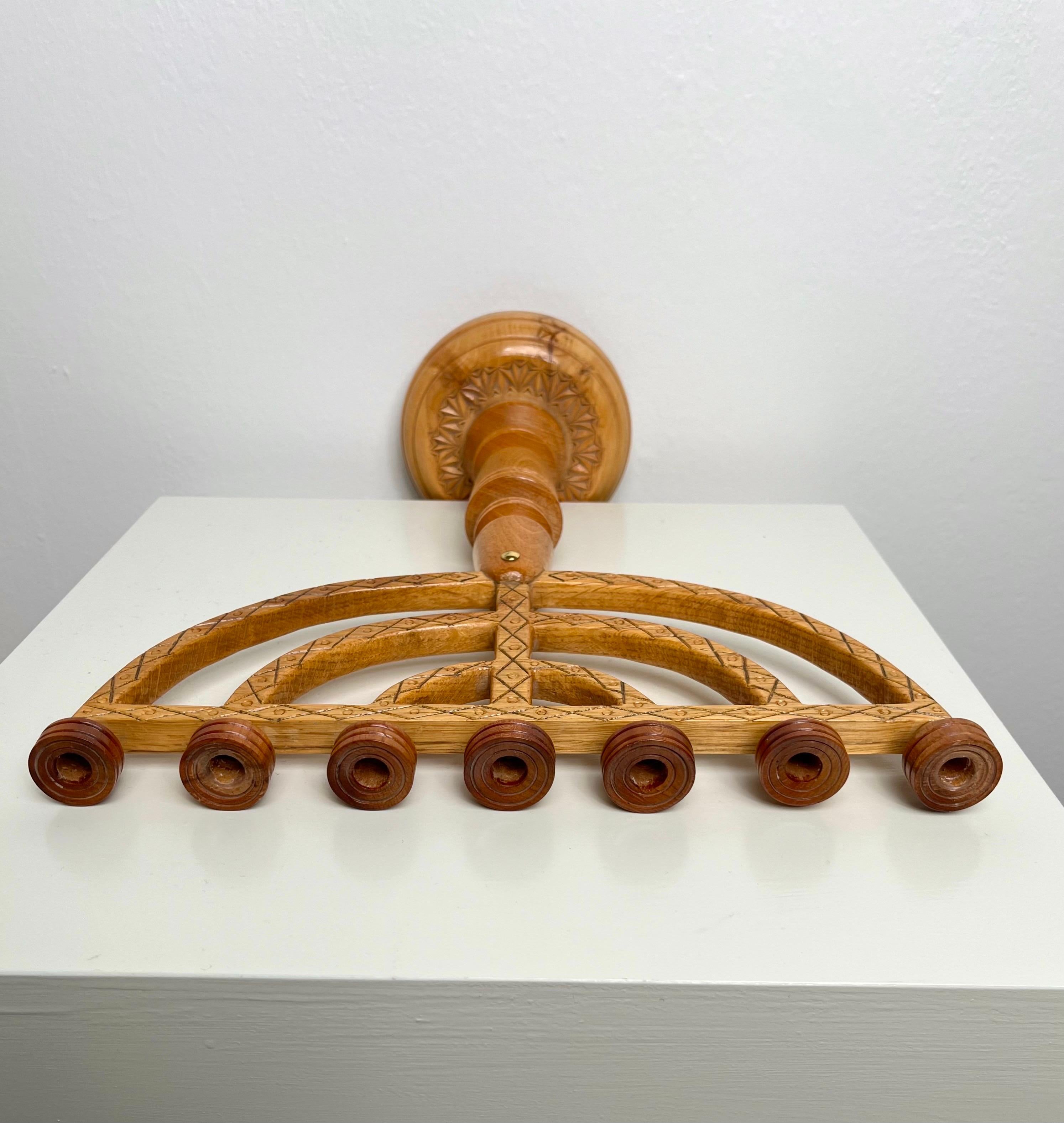 Grand chandelier en bois suédois artisanal avec 7 bougeoirs, 1985 en vente 6