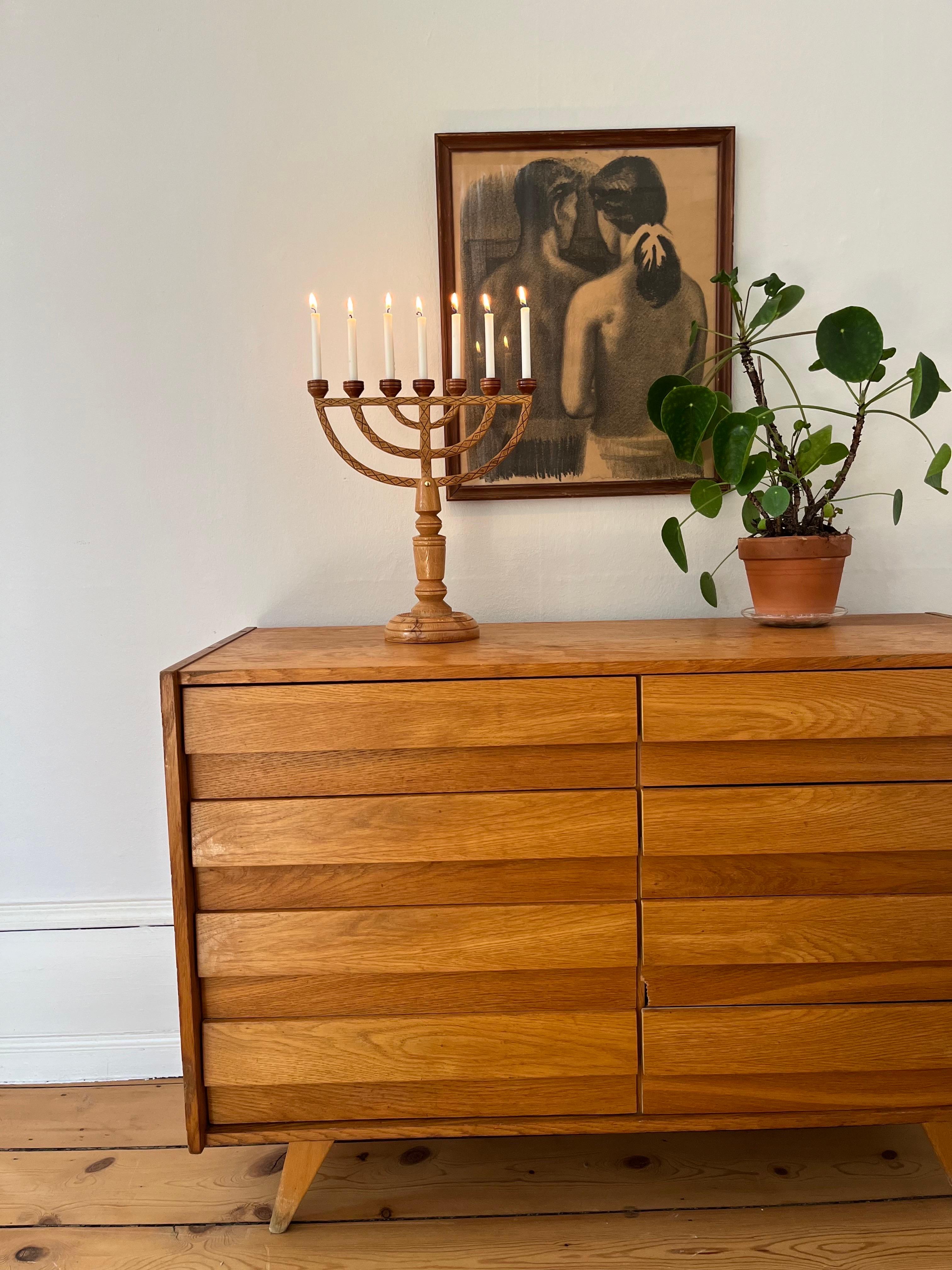 Grand chandelier en bois suédois artisanal avec 7 bougeoirs, 1985

Elegant et sculptural candélabre suédois de 1985, fabriqué à la main en bois laqué. Le design présente des lignes fluides et des détails sculptés, créant une esthétique frappante