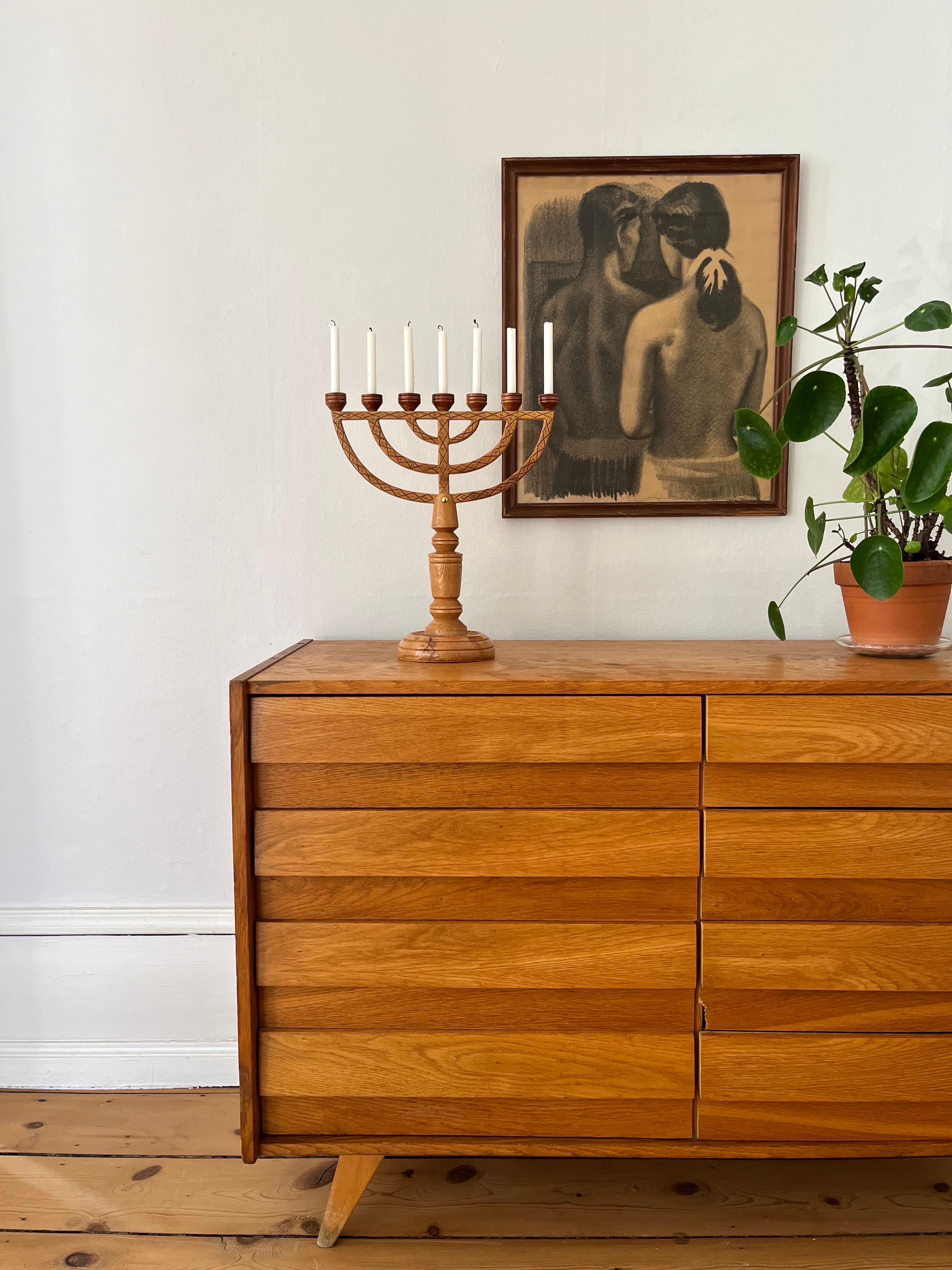 Scandinave moderne Grand chandelier en bois suédois artisanal avec 7 bougeoirs, 1985 en vente