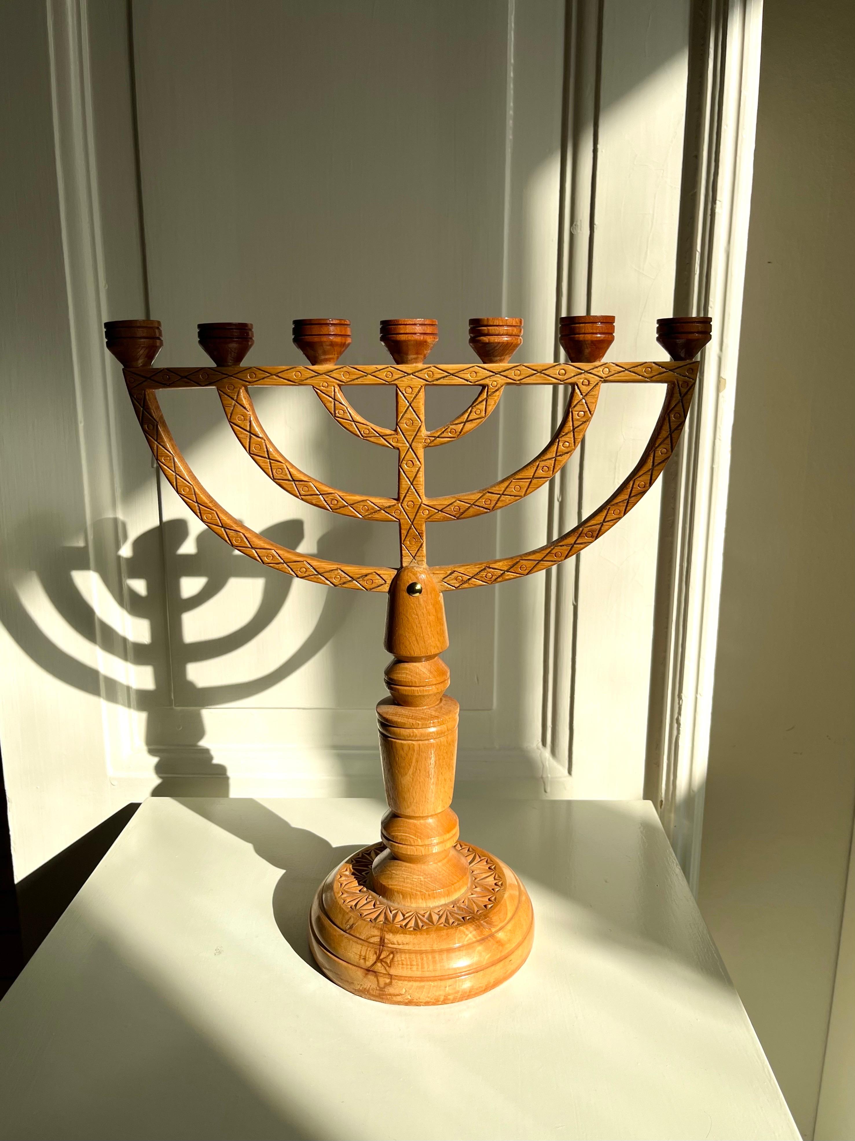 Suédois Grand chandelier en bois suédois artisanal avec 7 bougeoirs, 1985 en vente