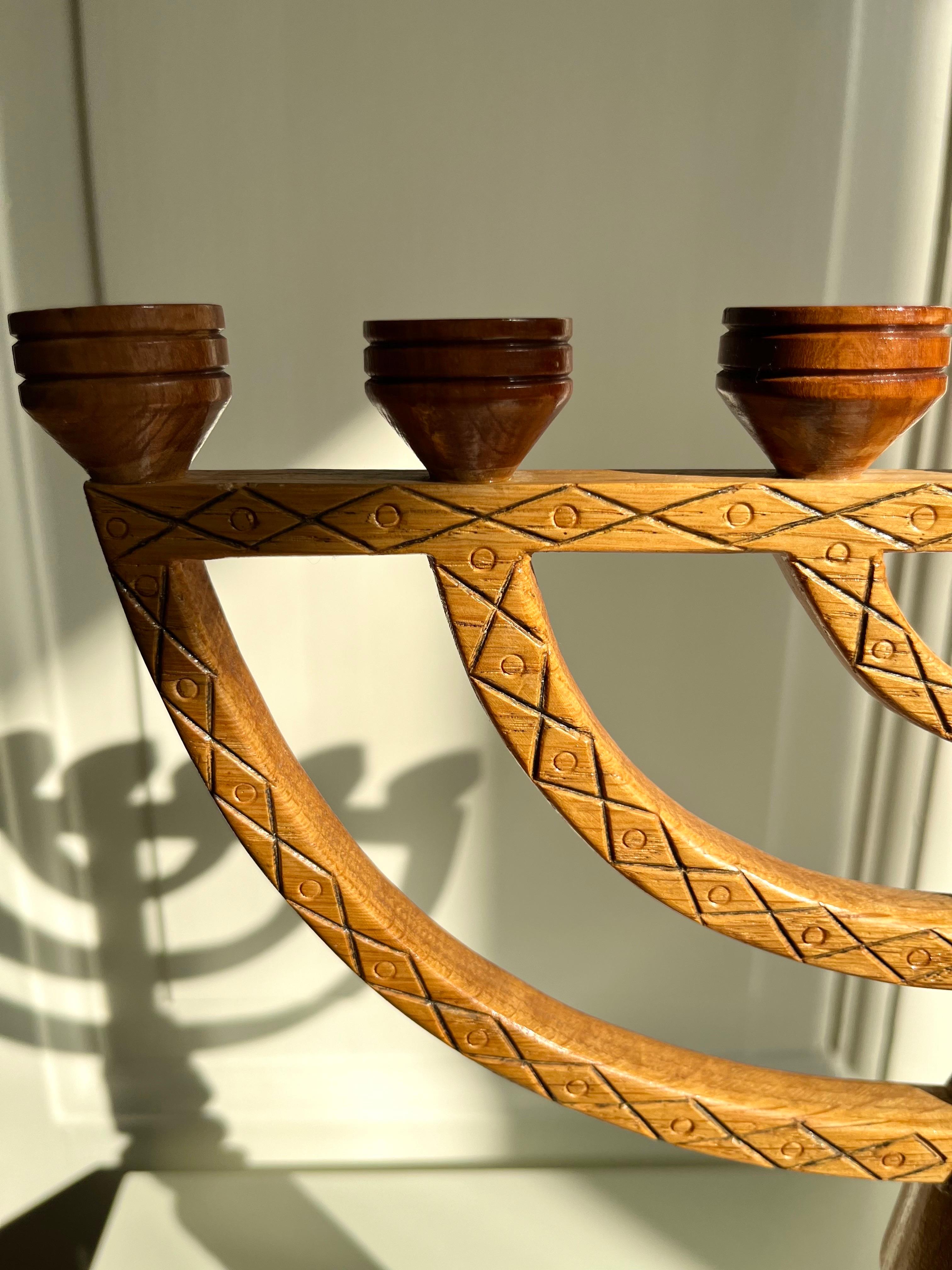 Sculpté à la main Grand chandelier en bois suédois artisanal avec 7 bougeoirs, 1985 en vente
