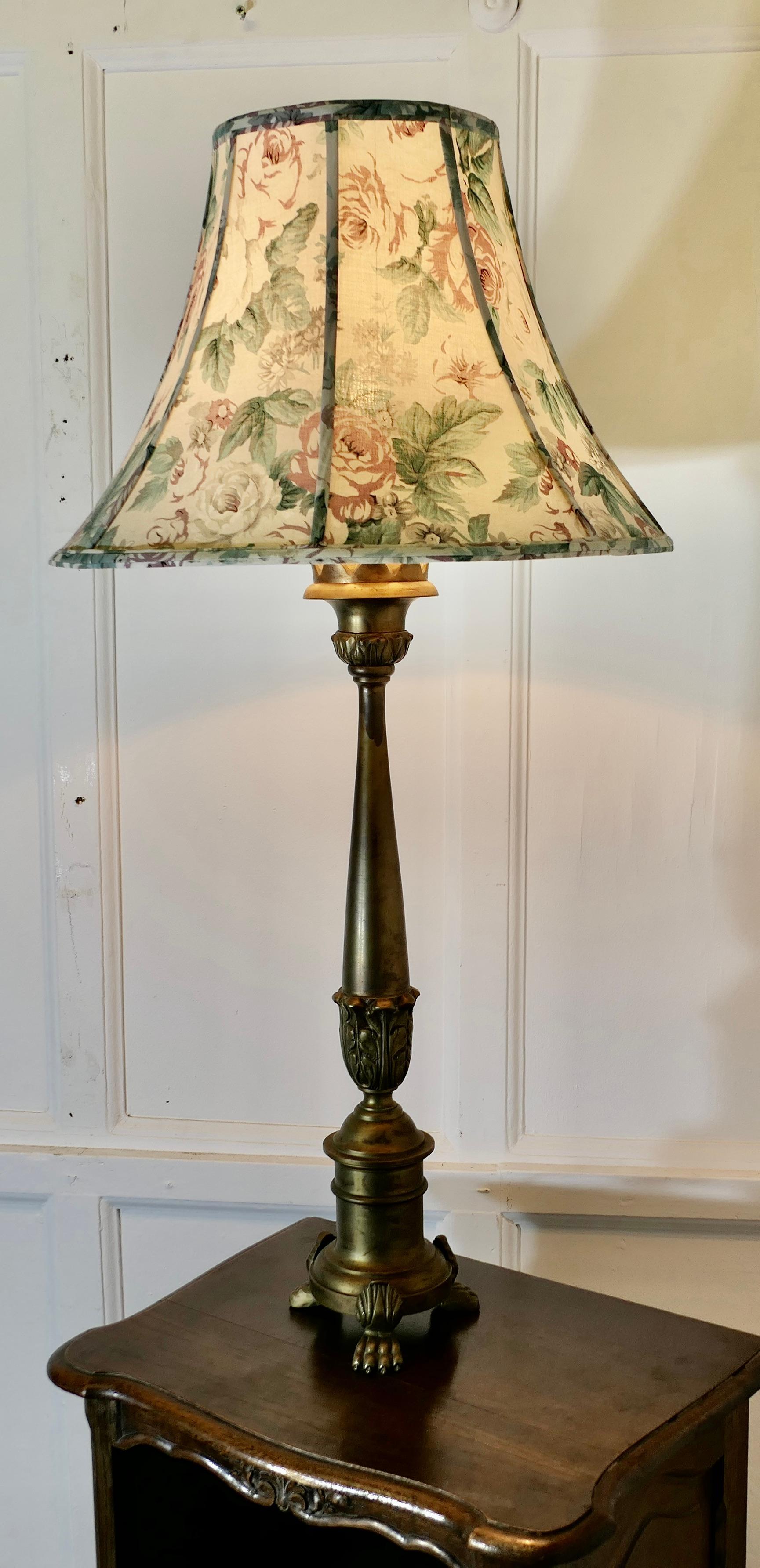 Lampe de table gothique haute et lourde   

Lampe de table très décorative, la base est en laiton foncé et de style gothique, reposant sur des pieds griffes et une décoration d'acanthe autour de la colonne, elle est livrée avec un abat-jour en