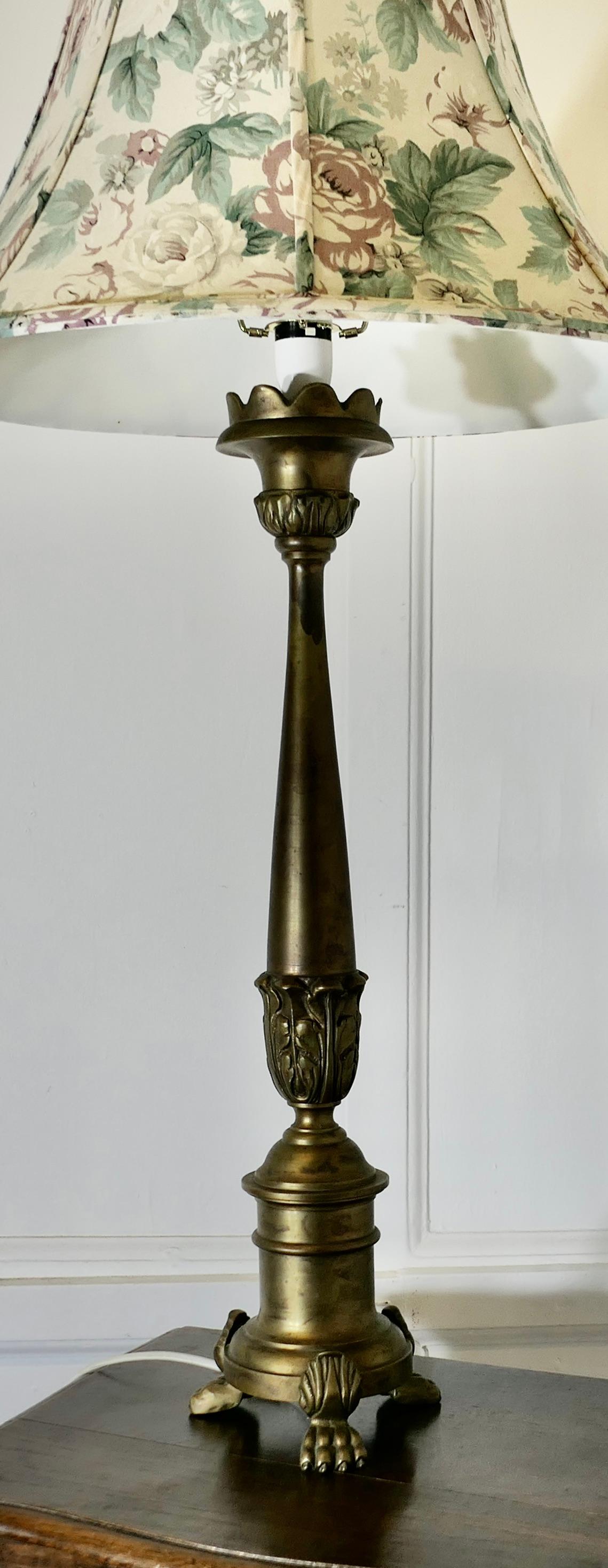 Gothique Lampe de table gothique haute et lourde     Une lampe de table très décorative en vente