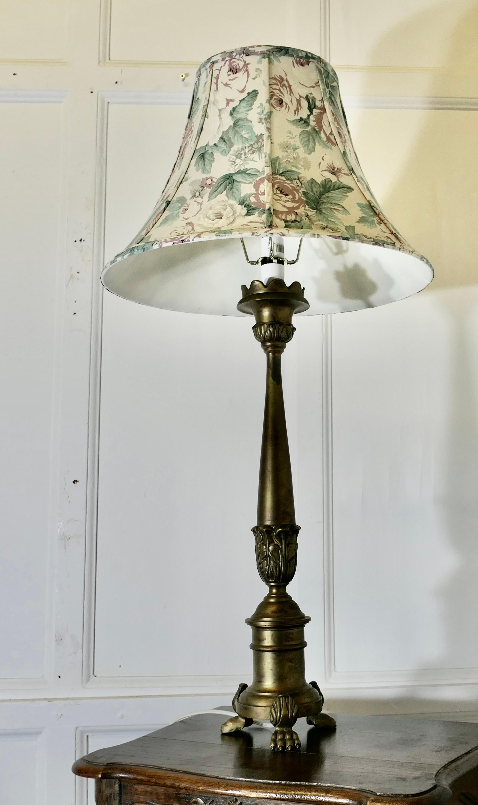Lampe de table gothique haute et lourde     Une lampe de table très décorative Bon état - En vente à Godshill, Isle of Wight