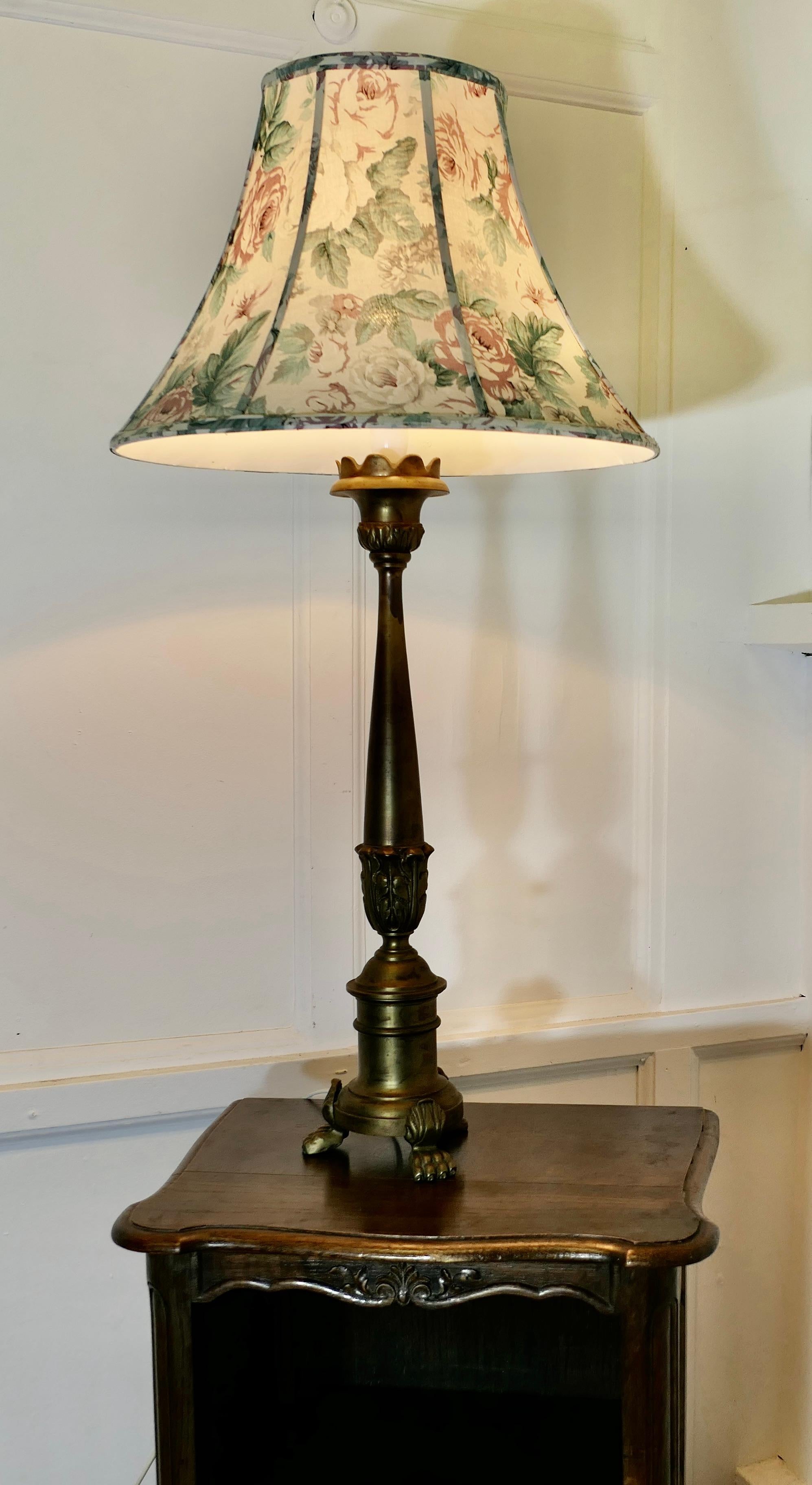 Milieu du XXe siècle Lampe de table gothique haute et lourde     Une lampe de table très décorative en vente