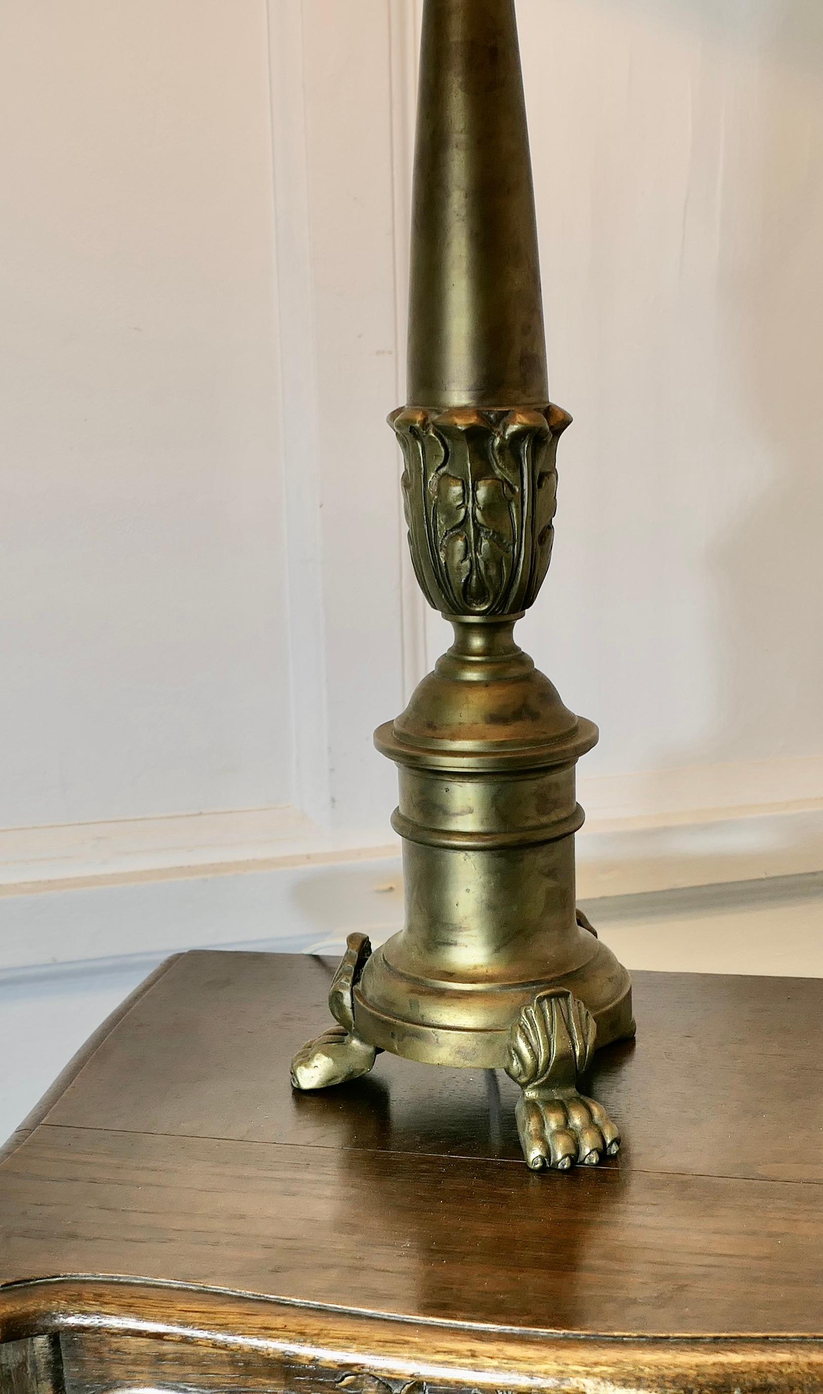 Laiton Lampe de table gothique haute et lourde     Une lampe de table très décorative en vente