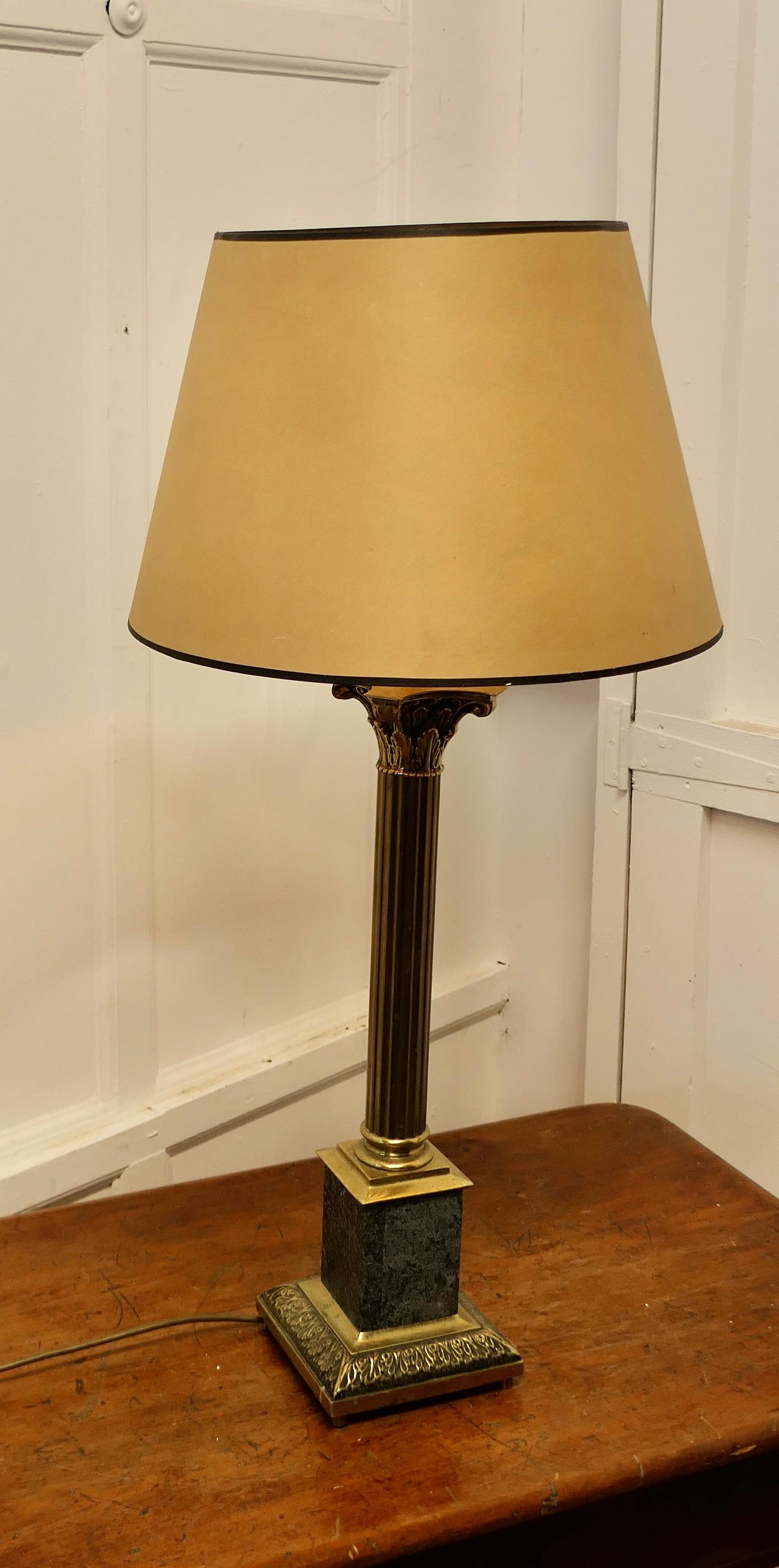 Début du 20ème siècle Grande lampe de table à colonne corinthienne en granit et laiton    en vente