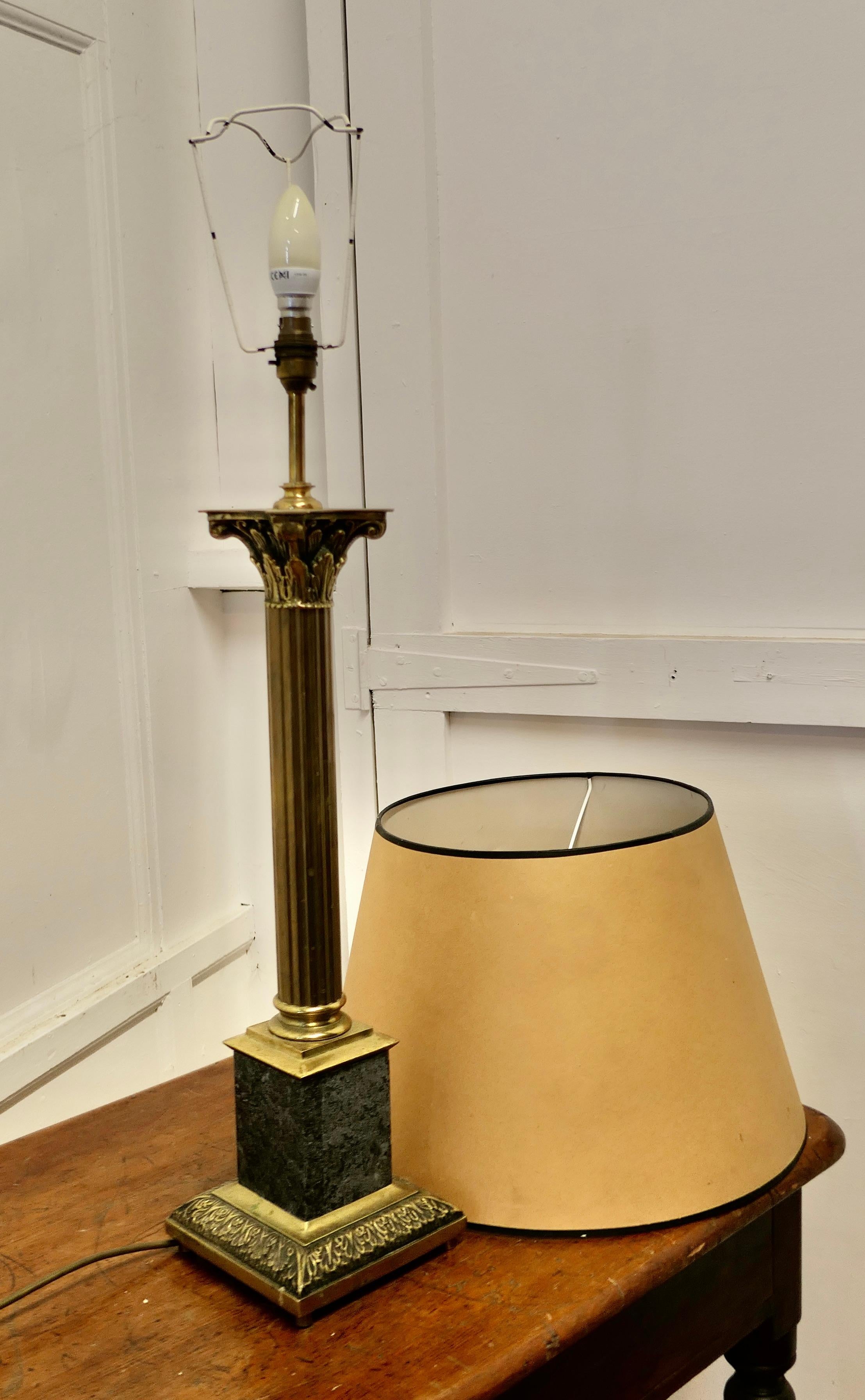 Grande lampe de table à colonne corinthienne en granit et laiton    en vente 1
