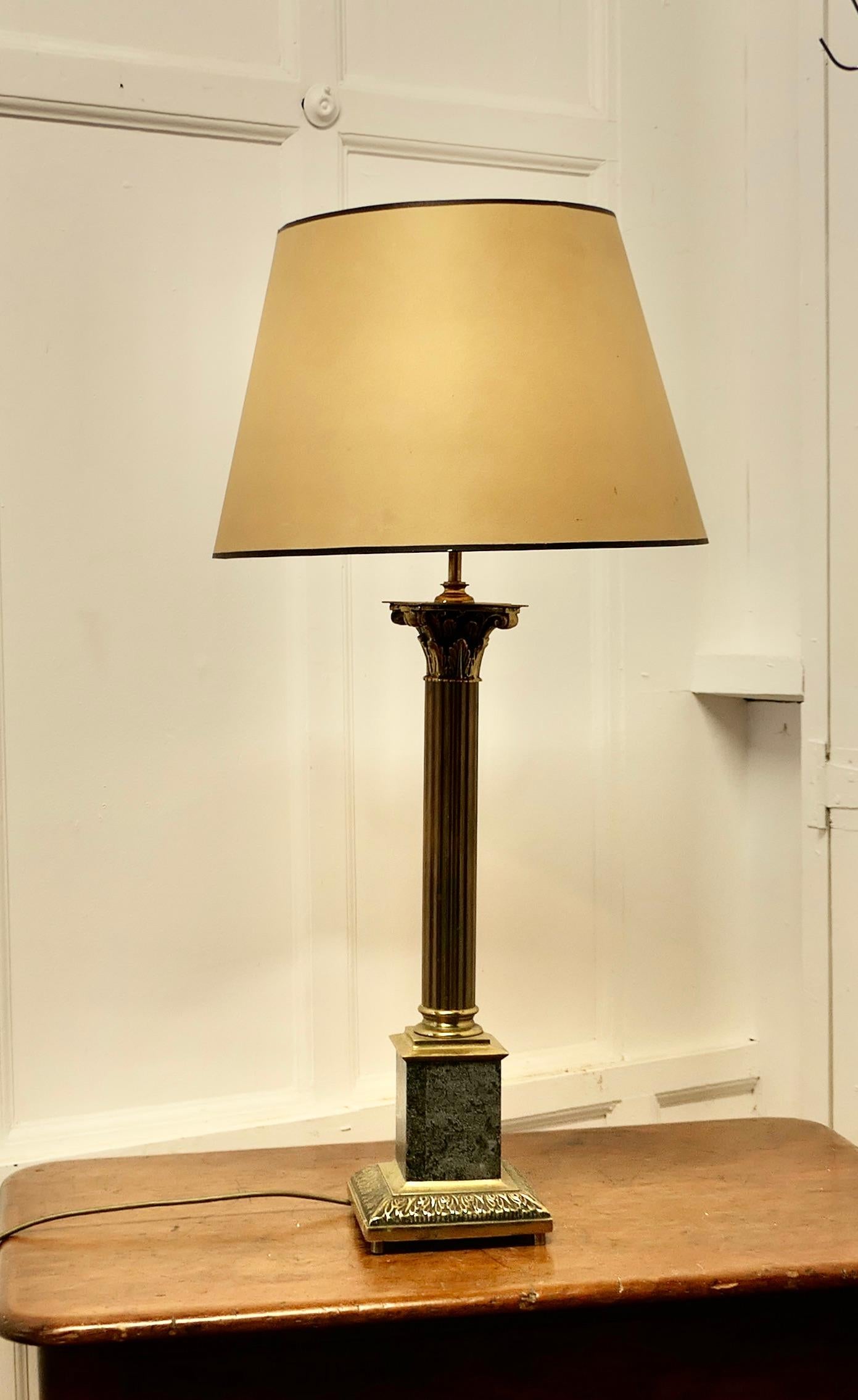 Grande lampe de table à colonne corinthienne en granit et laiton    en vente 2