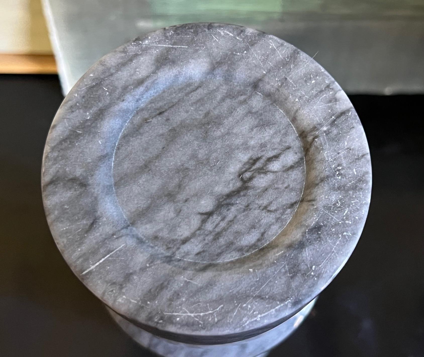 Vaso di marmo modernista alto e pesante in vendita 2
