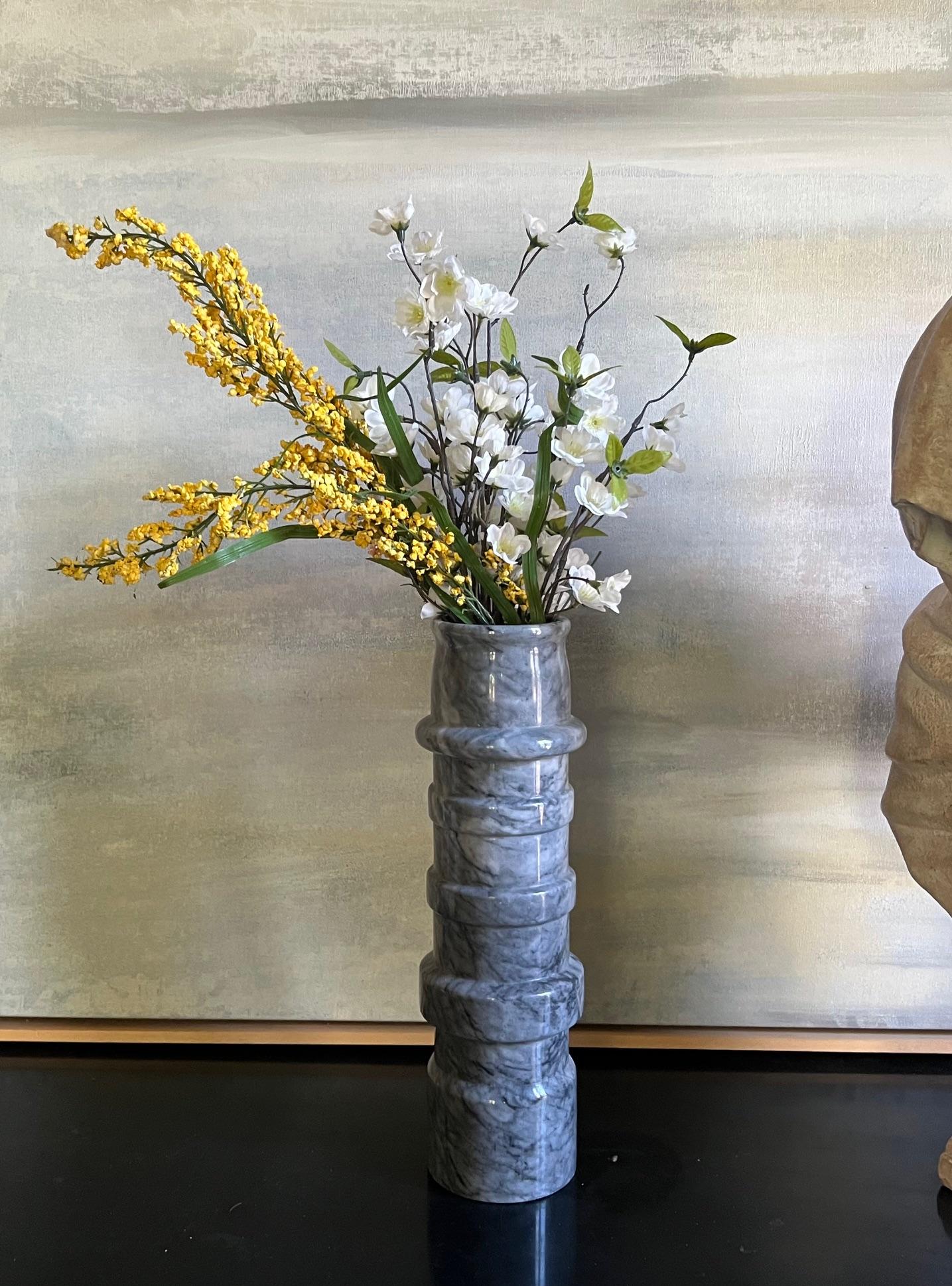 Vaso alto e pesante in stile modernista in marmo grigio con venature nere. Scolpito da un unico pezzo di marmo e lucidato a specchio negli anni '80.