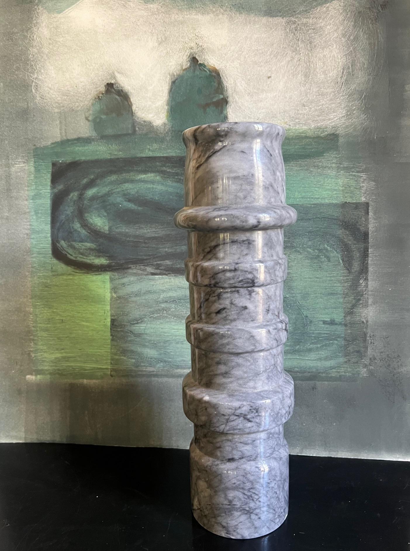 Moderno Vaso di marmo modernista alto e pesante in vendita