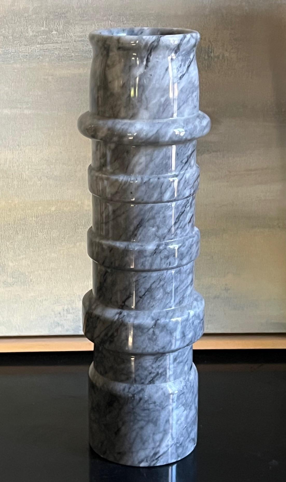 Sconosciuto Vaso di marmo modernista alto e pesante in vendita
