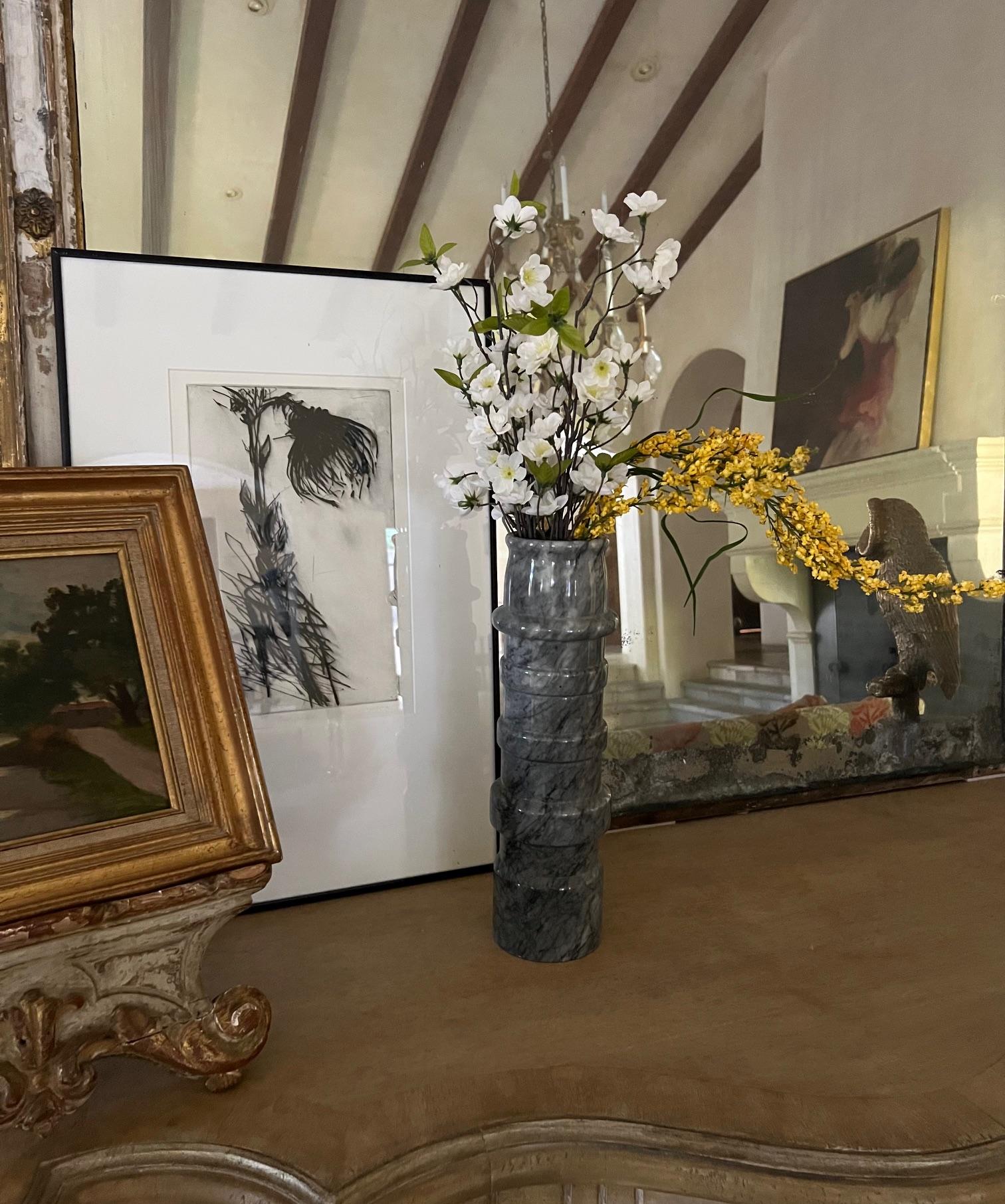 Intagliato Vaso di marmo modernista alto e pesante in vendita