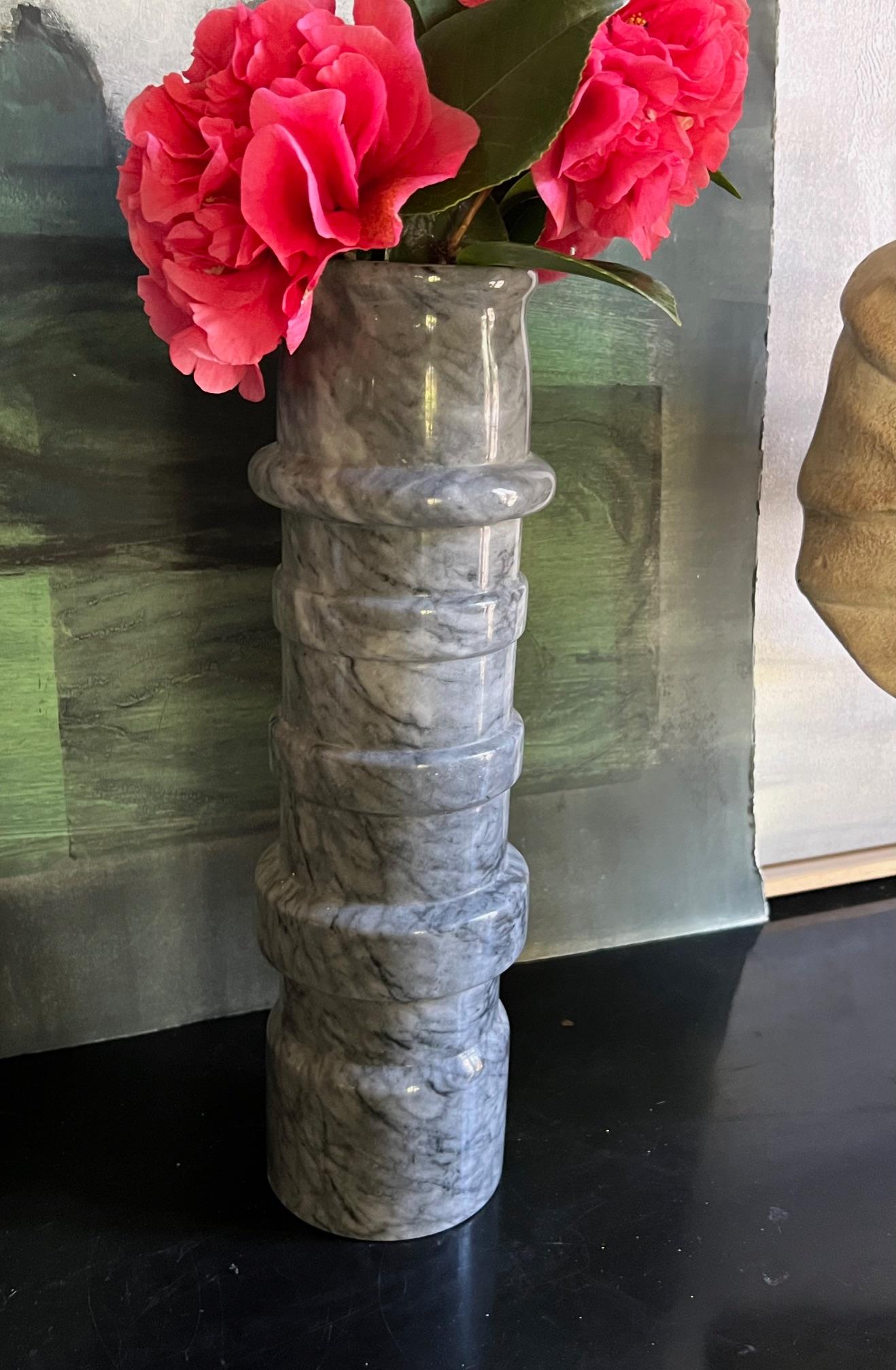 Vaso di marmo modernista alto e pesante In condizioni buone in vendita a Ross, CA