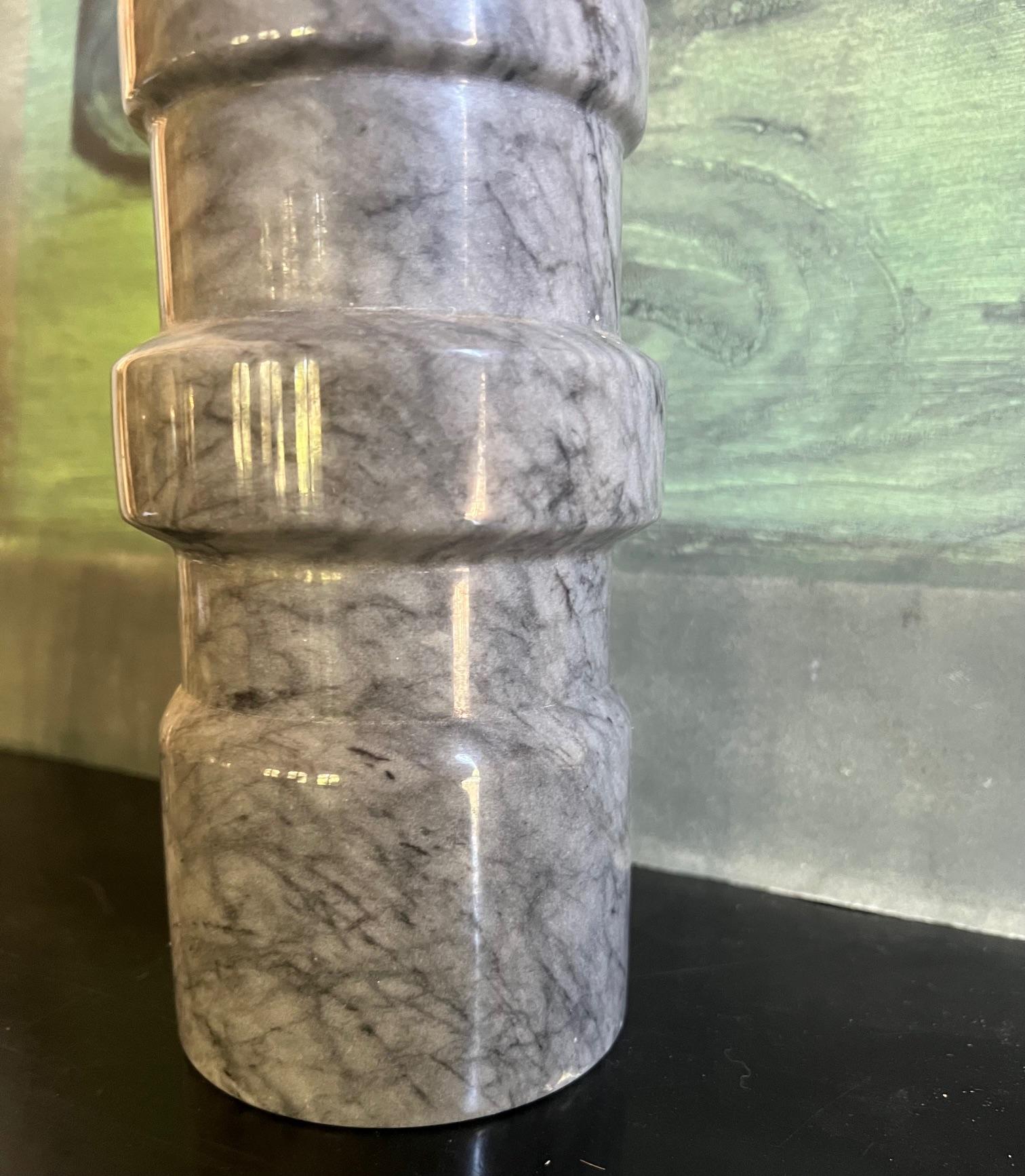 Marmo Vaso di marmo modernista alto e pesante in vendita