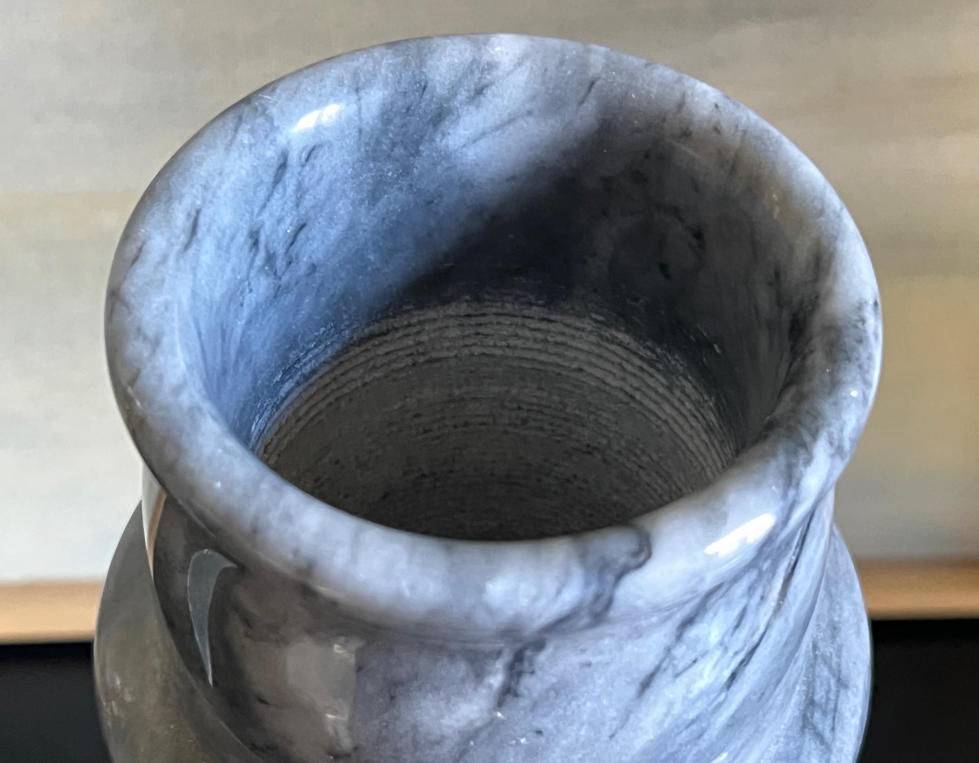 Vaso di marmo modernista alto e pesante in vendita 1