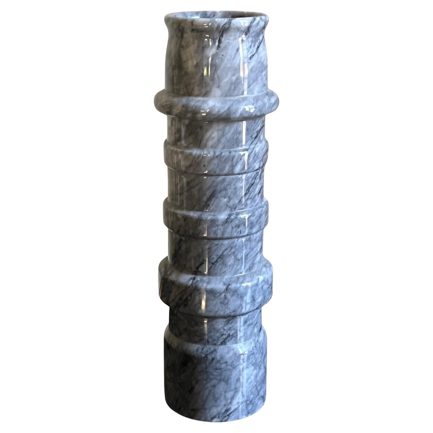Vaso di marmo modernista alto e pesante