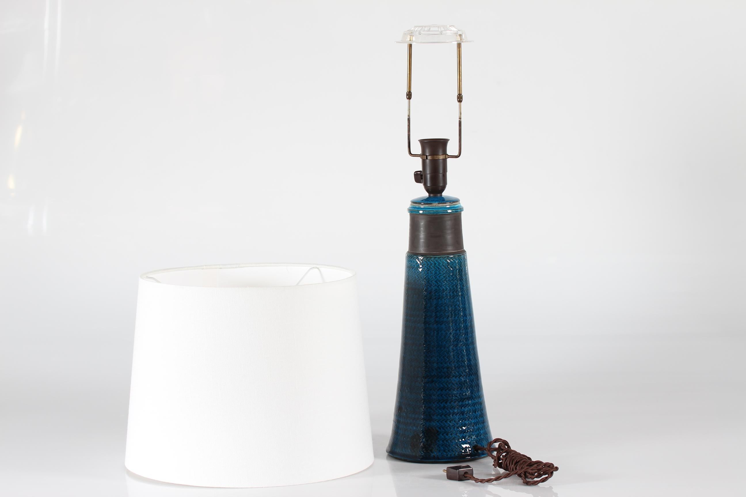 20ième siècle Grande lampe de table Herman A. Kähler Bleu turquoise Céramique danoise du milieu du siècle 1960s en vente