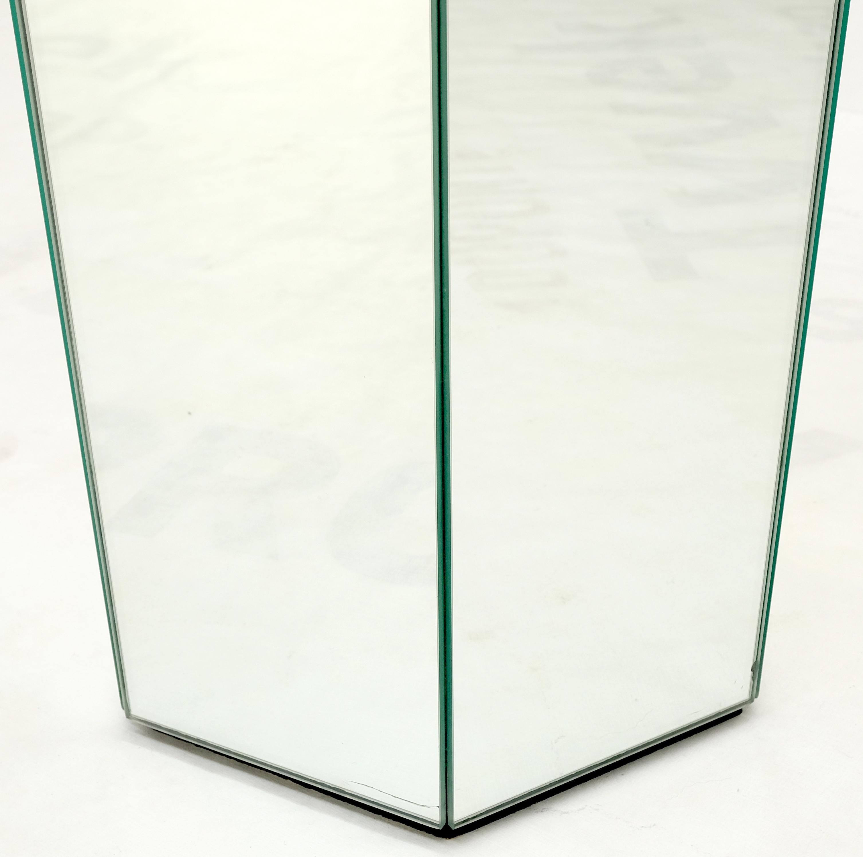 Tall Hexagon Mid-Century Modern Mirrored Pedestal Stand Side Table Mint! (amerikanisch) im Angebot