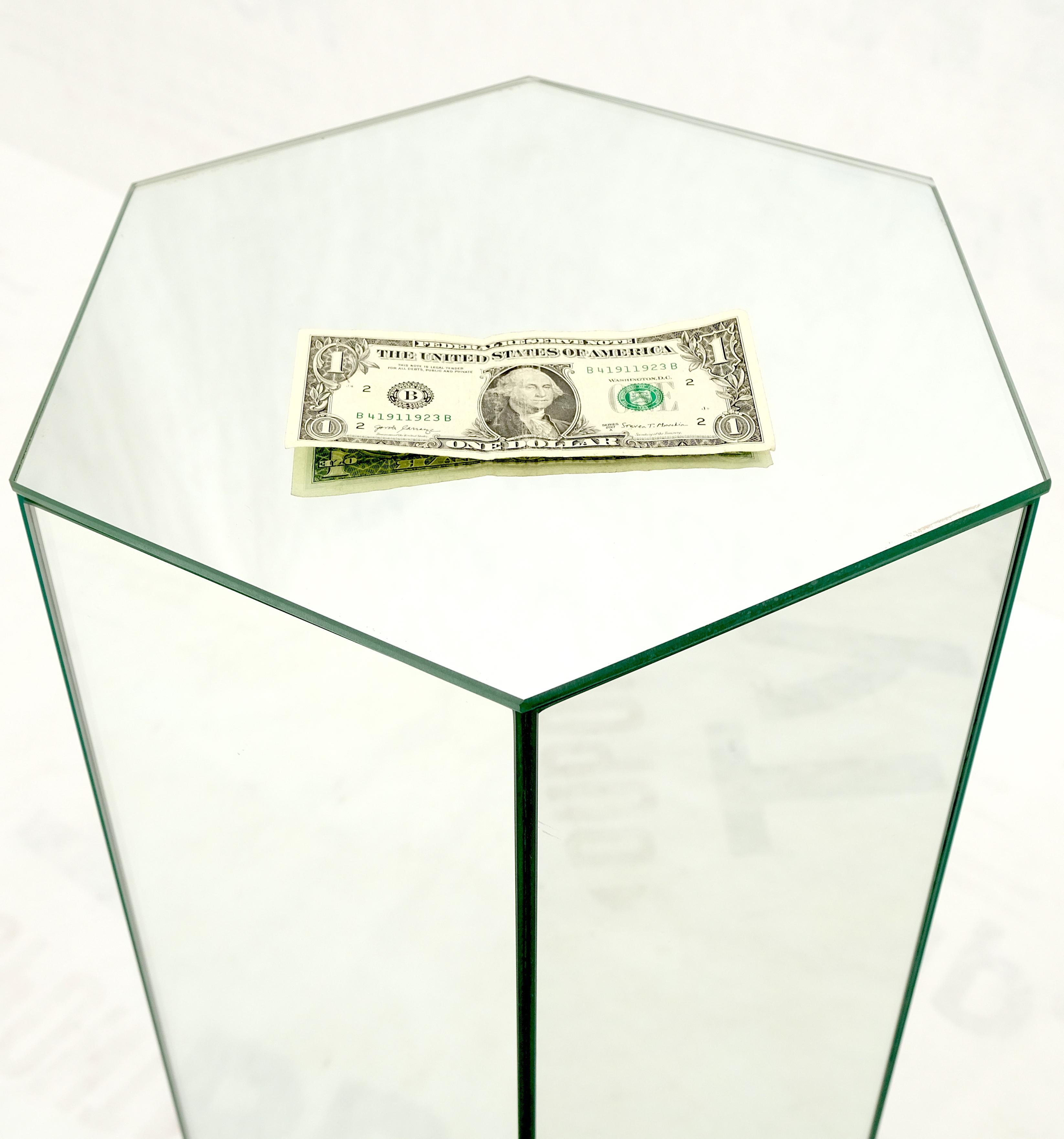 Tall Hexagon Mid-Century Modern Mirrored Pedestal Stand Side Table Mint! (20. Jahrhundert) im Angebot