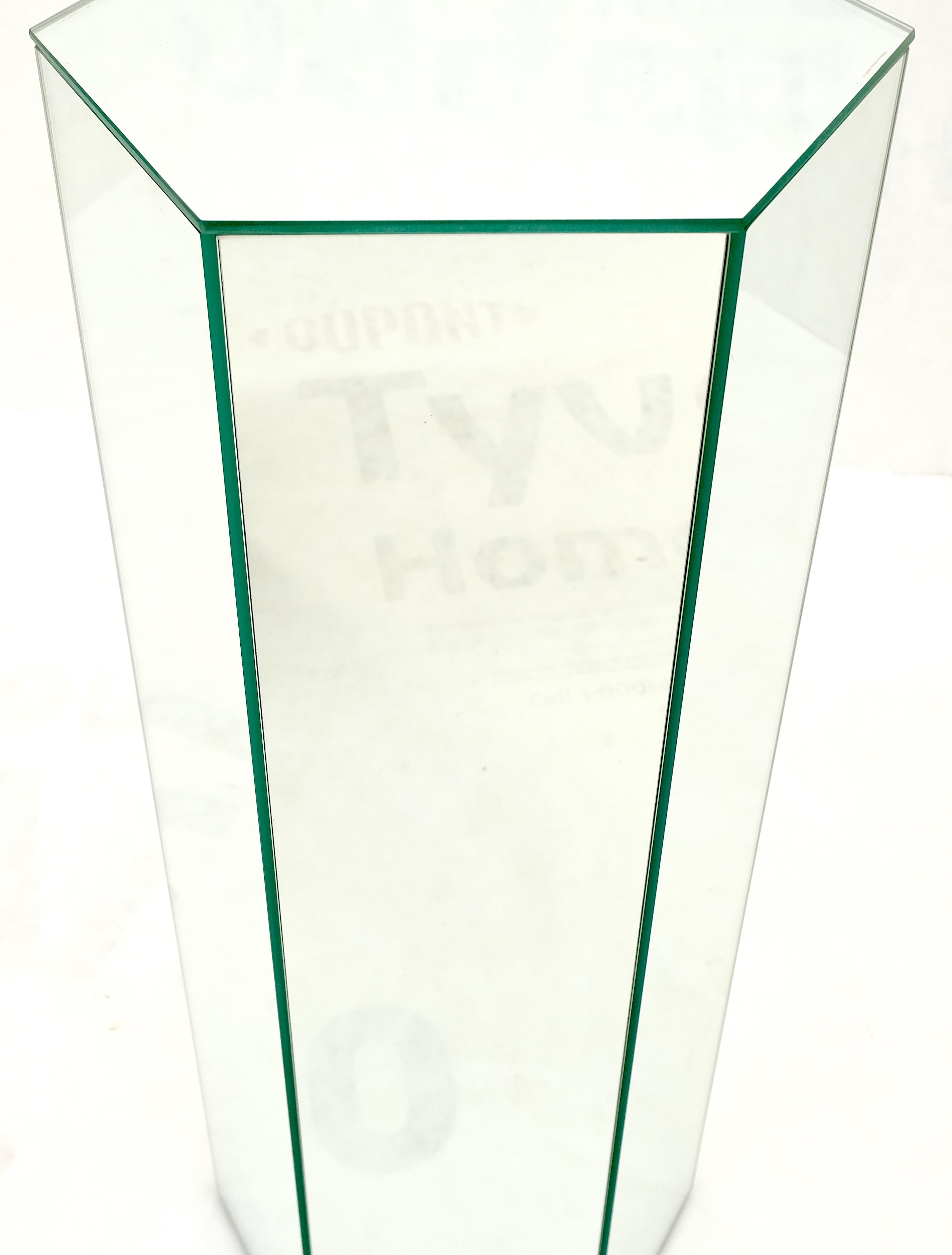 Tall Hexagon Mid-Century Modern Mirrored Pedestal Stand Side Table Mint! (Spiegel) im Angebot