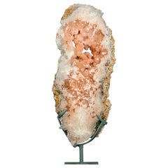 Großer, hochgradig natürlicher rosa Amethyst auf Stand, doppelseitiges Display-Tablett