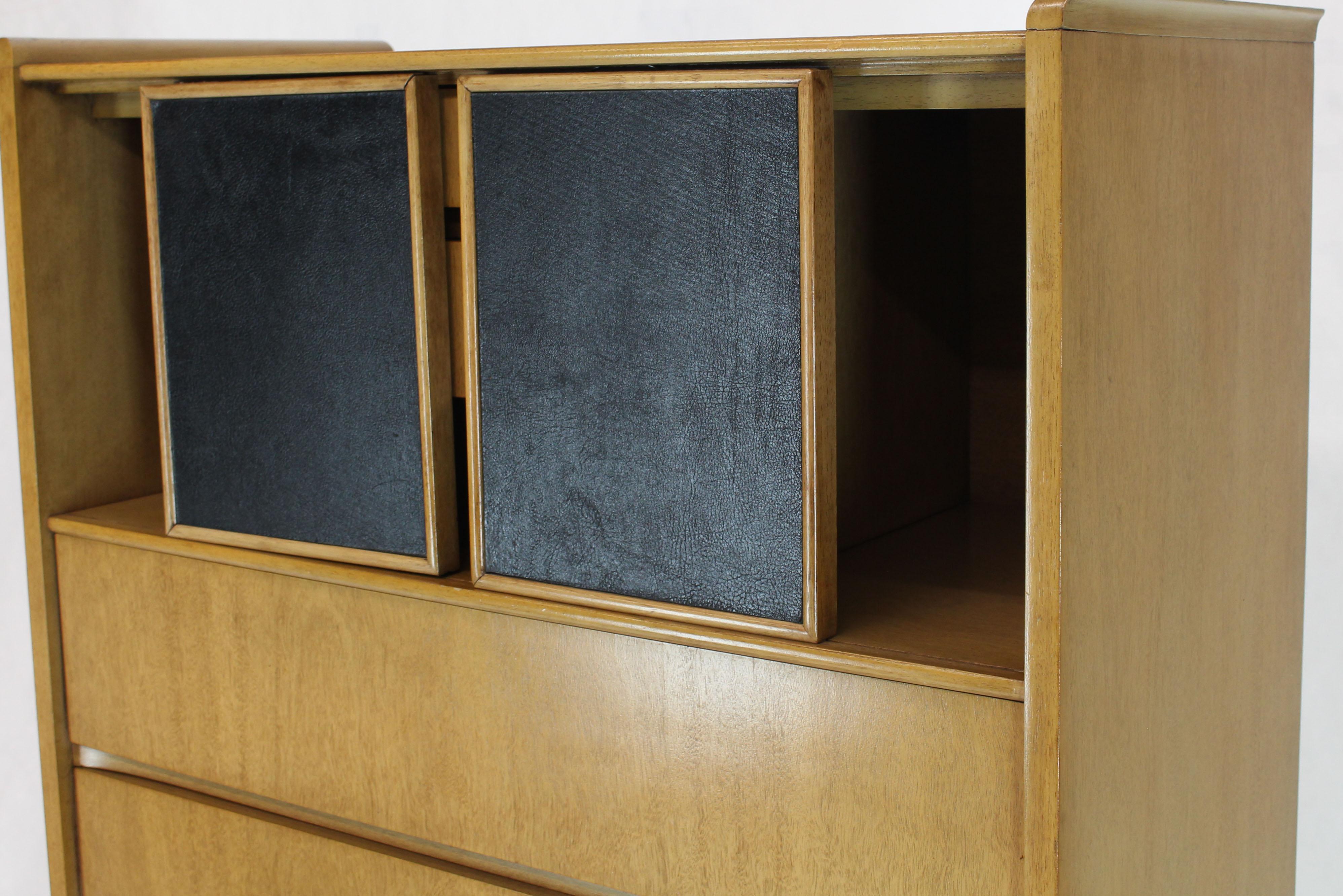 Grande armoire haute en noyer clair à plusieurs tiroirs et portes coulissantes en cuir avec poignées en laiton en vente 1