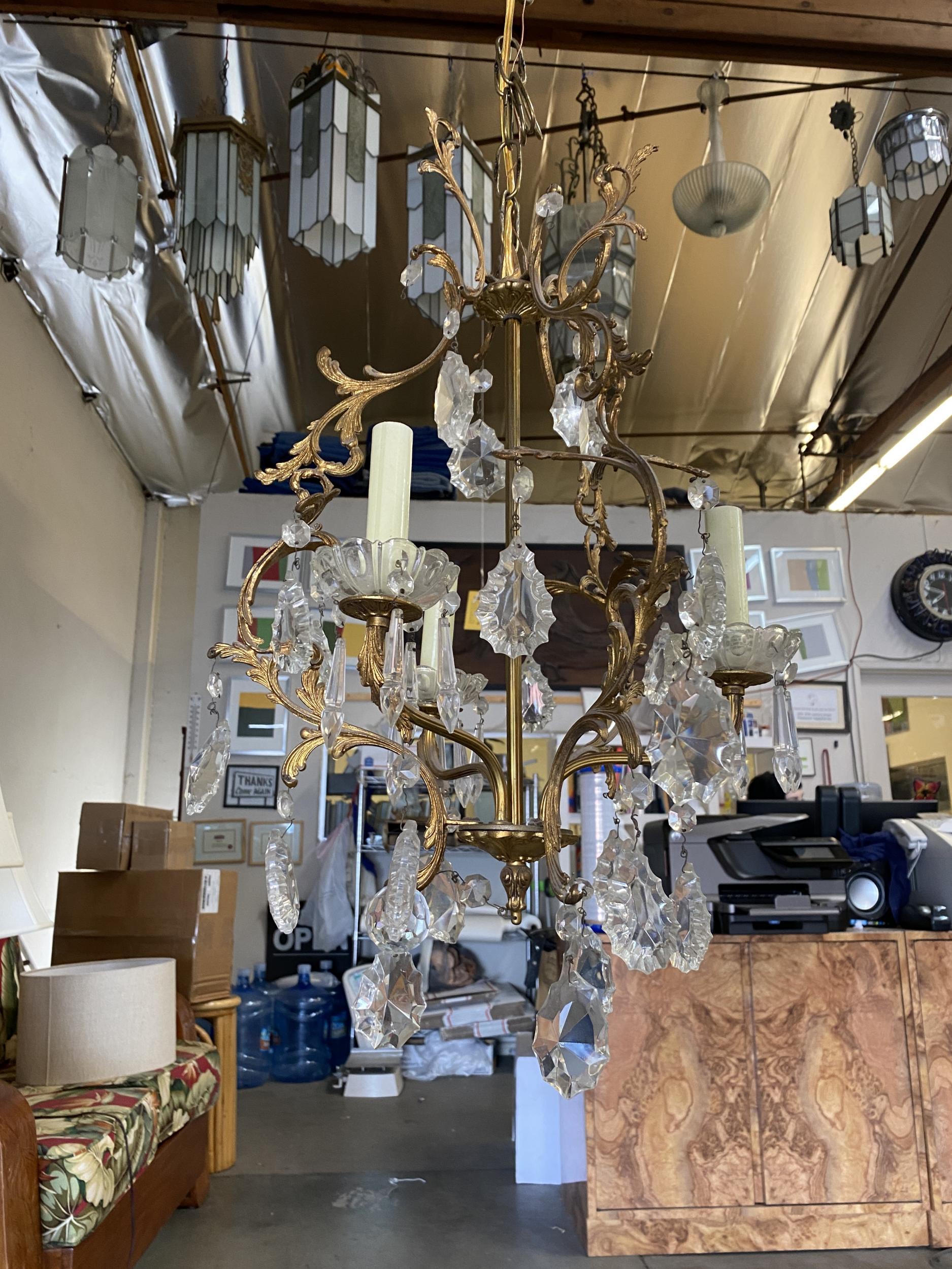 Lampadario alto Hollywood Regency in cristallo e ottone con tre luci in vendita 3