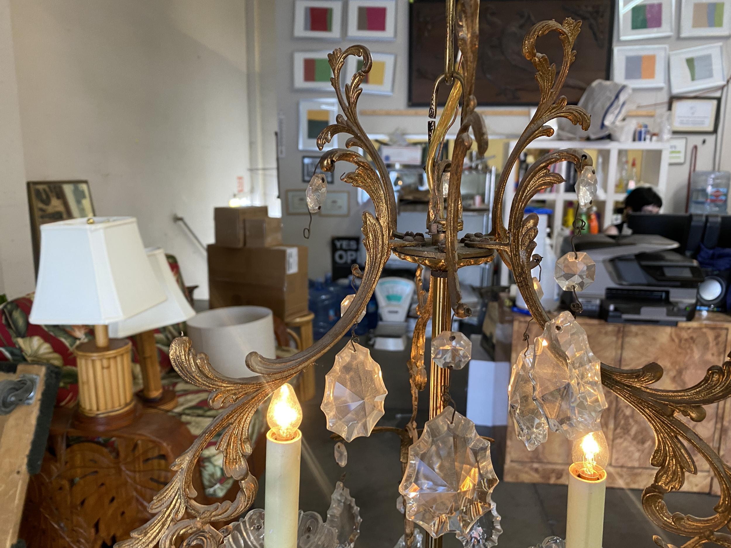 Lampadario alto Hollywood Regency in cristallo e ottone con tre luci in vendita 5