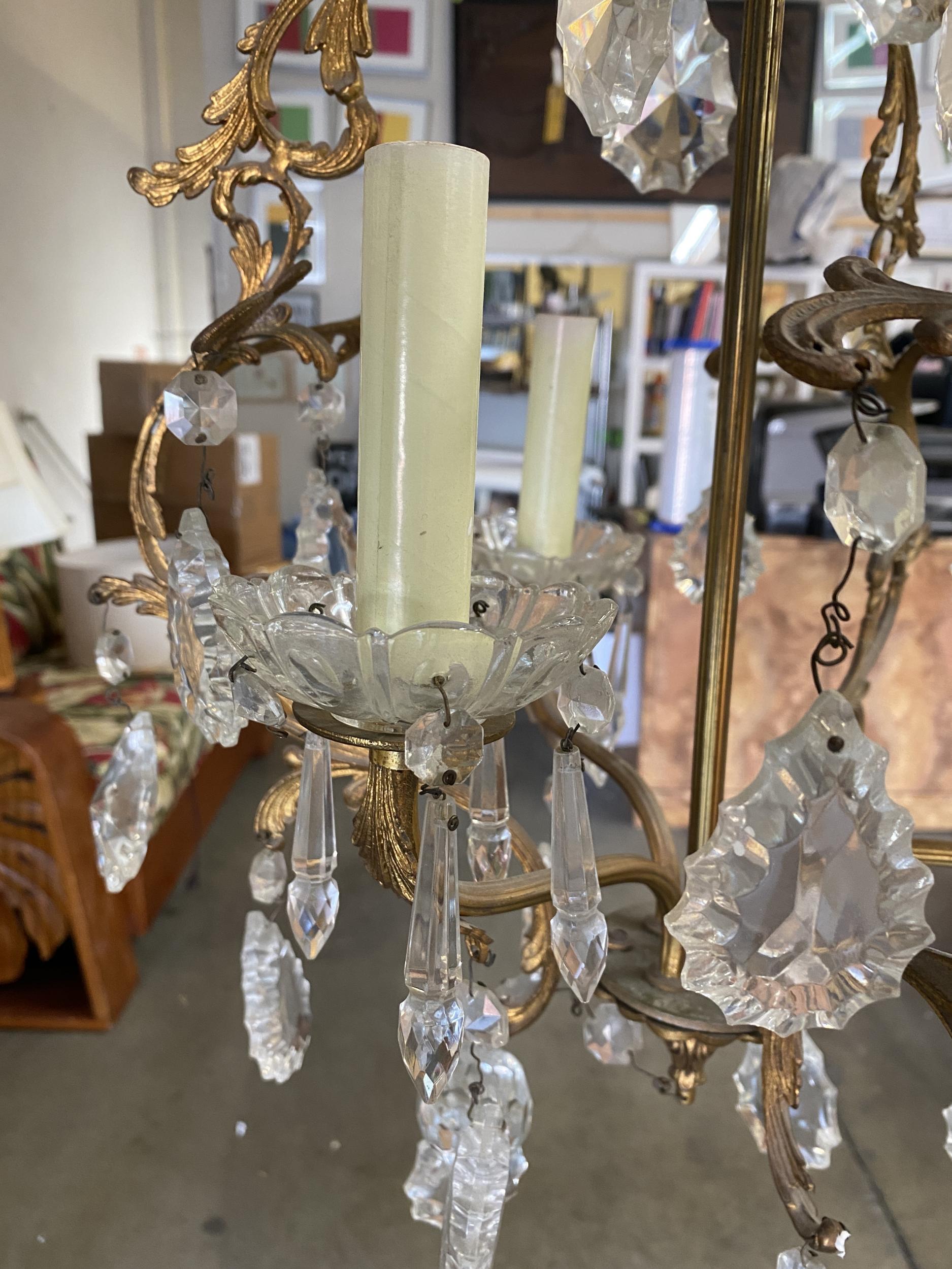 Ottone Lampadario alto Hollywood Regency in cristallo e ottone con tre luci in vendita