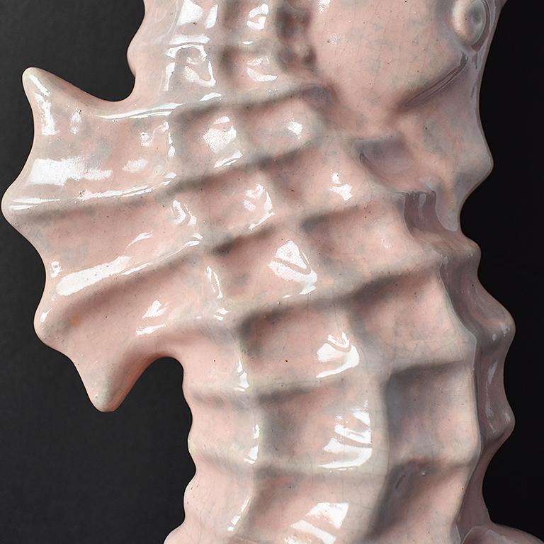 Américain Grand vase en céramique Hollywood Regency rose pastel en forme d'hippocampe par Gonder Pottery en vente