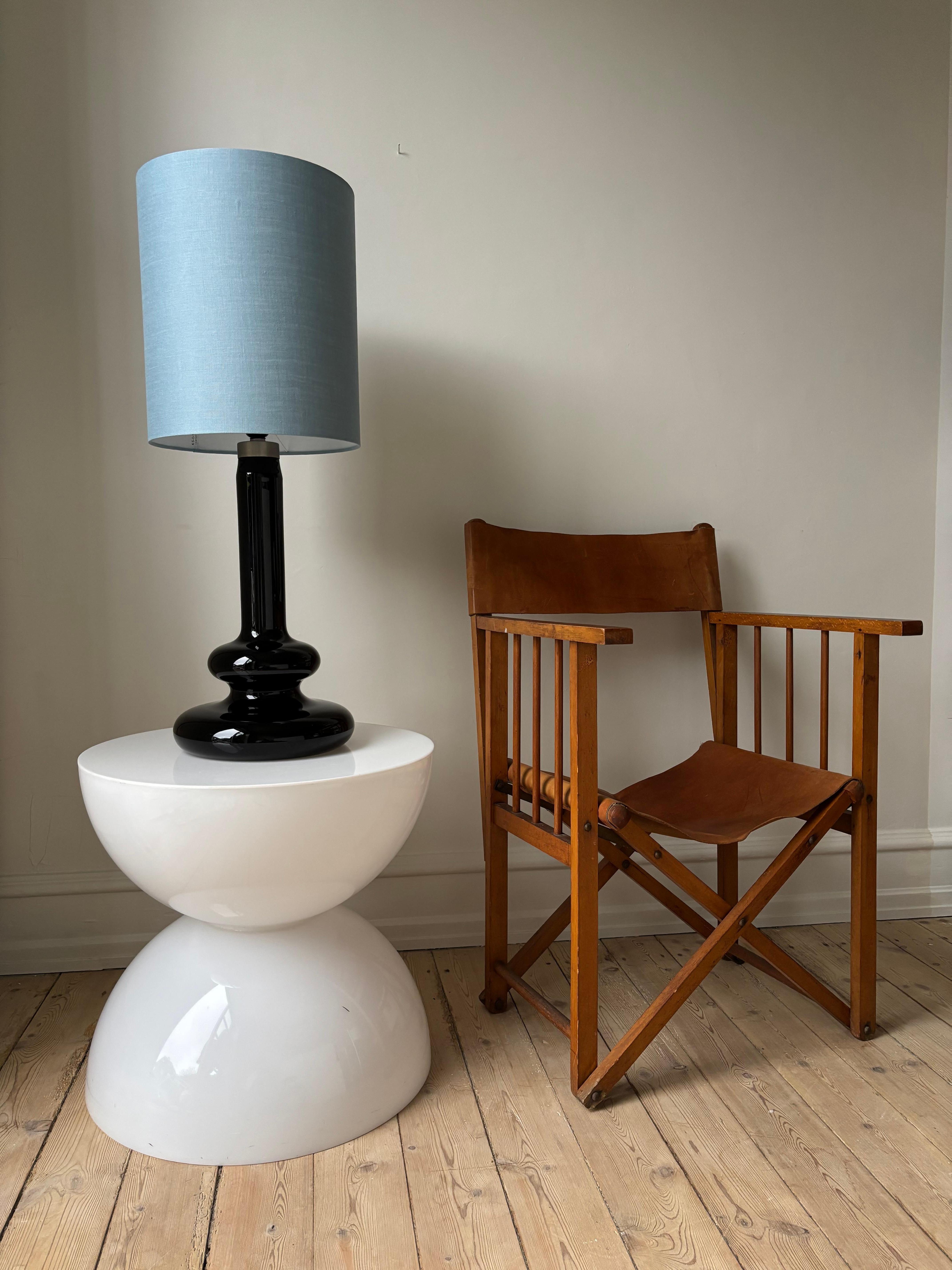 Large majestic and striking Danish Mid Century Modern black glass table lamp in smooth curvy sculptural shape with metal top by Chinese designer Hsin-Lung Lin for Danish Holmegaard. Manufactured at Fyens Glasværk in 1978. Labelled on base. Model