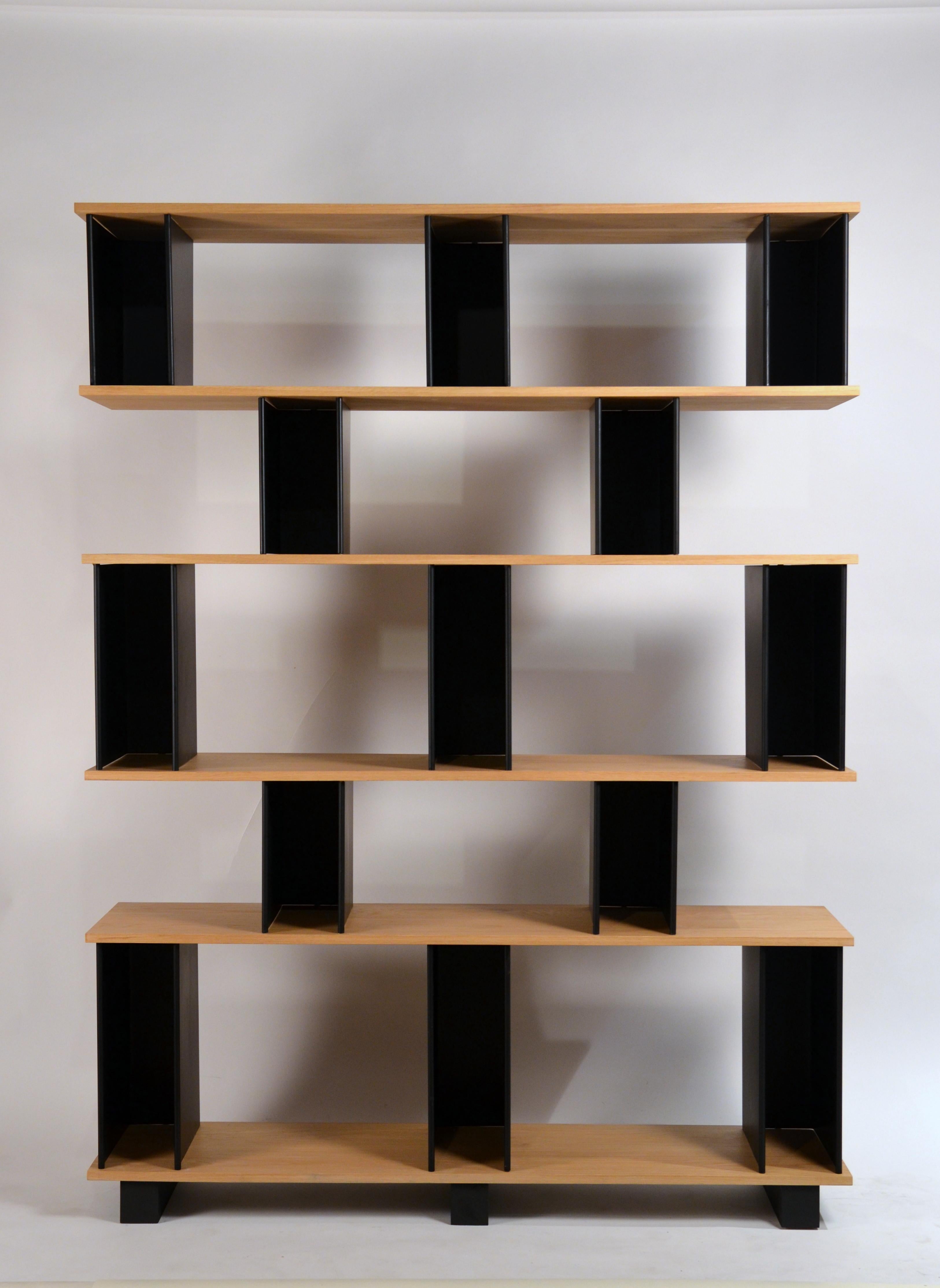 Tall 'Horizontale' black steel and oak shelving unit / bookcase by Design Frères.

Polished and sealed white oak shelves interspaced with black steel elements. Sculptural and functional.

Comes in 3 'sandwiches' and 4 middle elements for easy