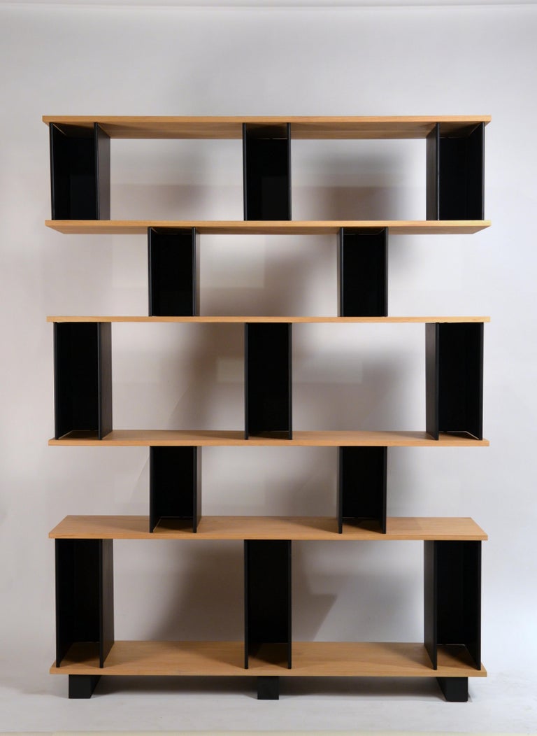 Tall 'Horizontale' black steel and oak shelving unit / bookcase by Design Frères.

Polished and sealed white oak shelves interspaced with black steel elements. Sculptural and functional.

Comes in 3 'sandwiches' and 4 middle elements for easy