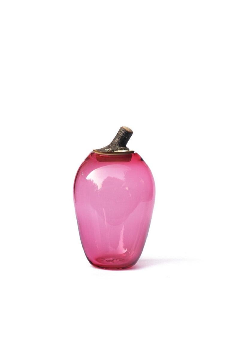 Große Hot Pink Branch Schale II, Pia Wüstenberg
Abmessungen: T 16-18 x H 22
MATERIALIEN: Glas, Holz
Erhältlich in anderen Farben.

Ein verspieltes Gefäß mit einem Deckel aus einem Aststummel, der der Krümmung des Glases folgt. Branch Bowls werden