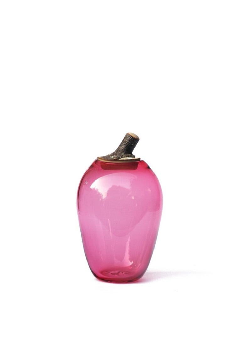 Ciotola alta con rami rosa caldo II, Pia Wüstenberg
Dimensioni: D. 16-18 x H. 22
Materiali: vetro, Wood
Disponibile in altri colori.

Un vaso giocoso, con un coperchio ricavato da un tronco di ramo che segue la curvatura del vetro. Le ciotole
