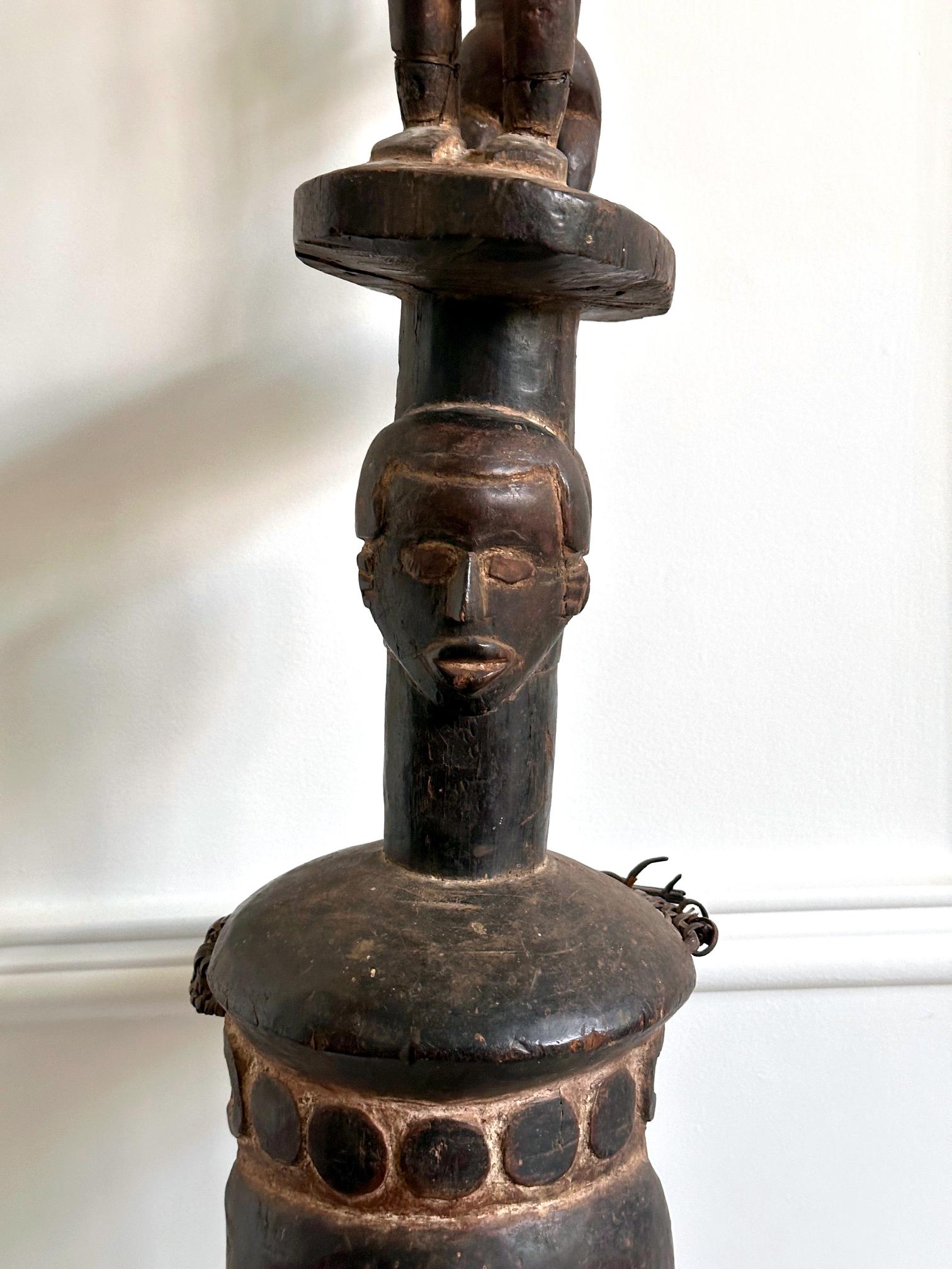 Große afrikanische Ibibio-Kopfmaske mit polychromer Nigeria- Provenienz im Angebot 2